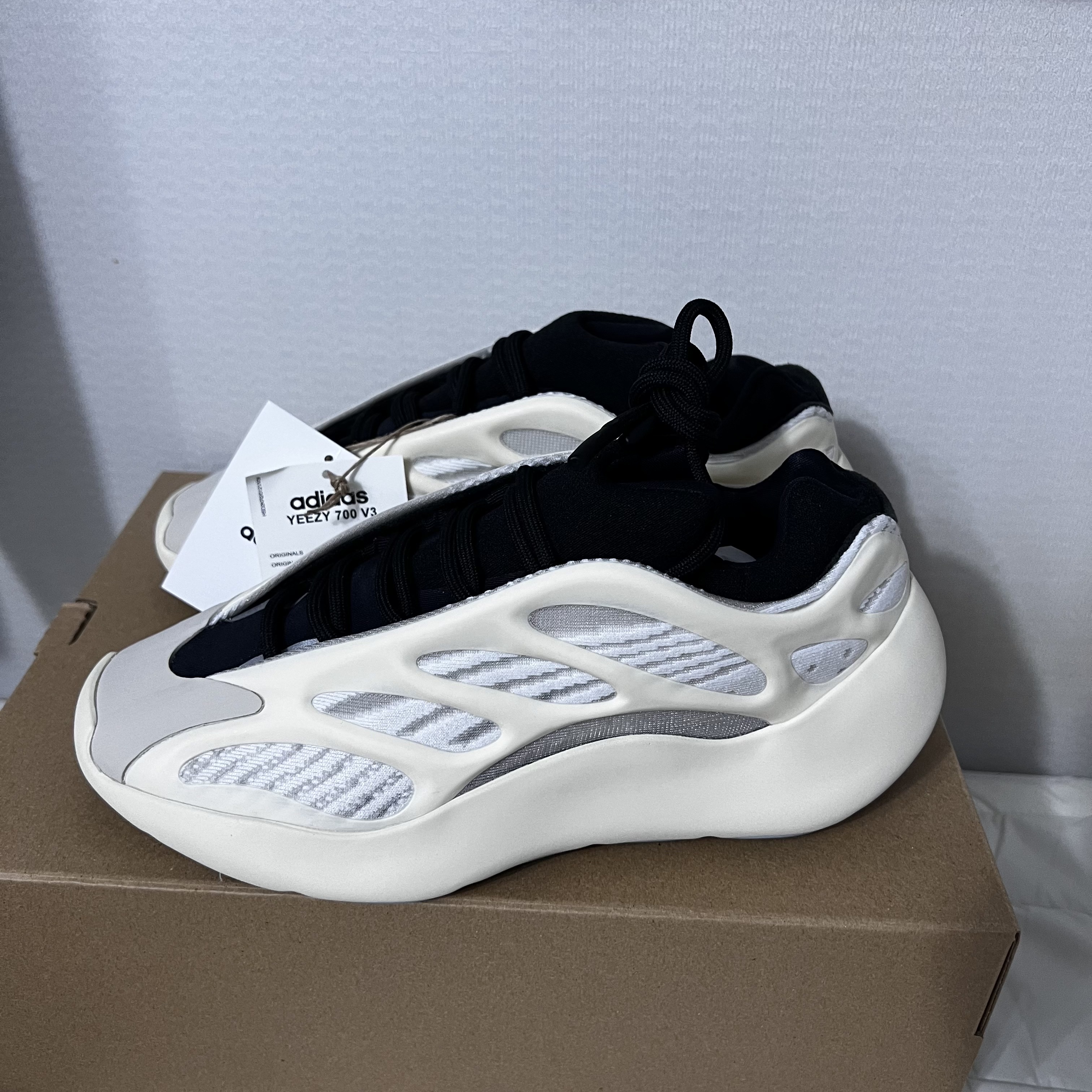 Adidas Yeezy 700 V3 Azael 2022/2023, Adidas Yeezy Boost 350 V2 Core Black Red 2022/2023 착용 스타일 - 2