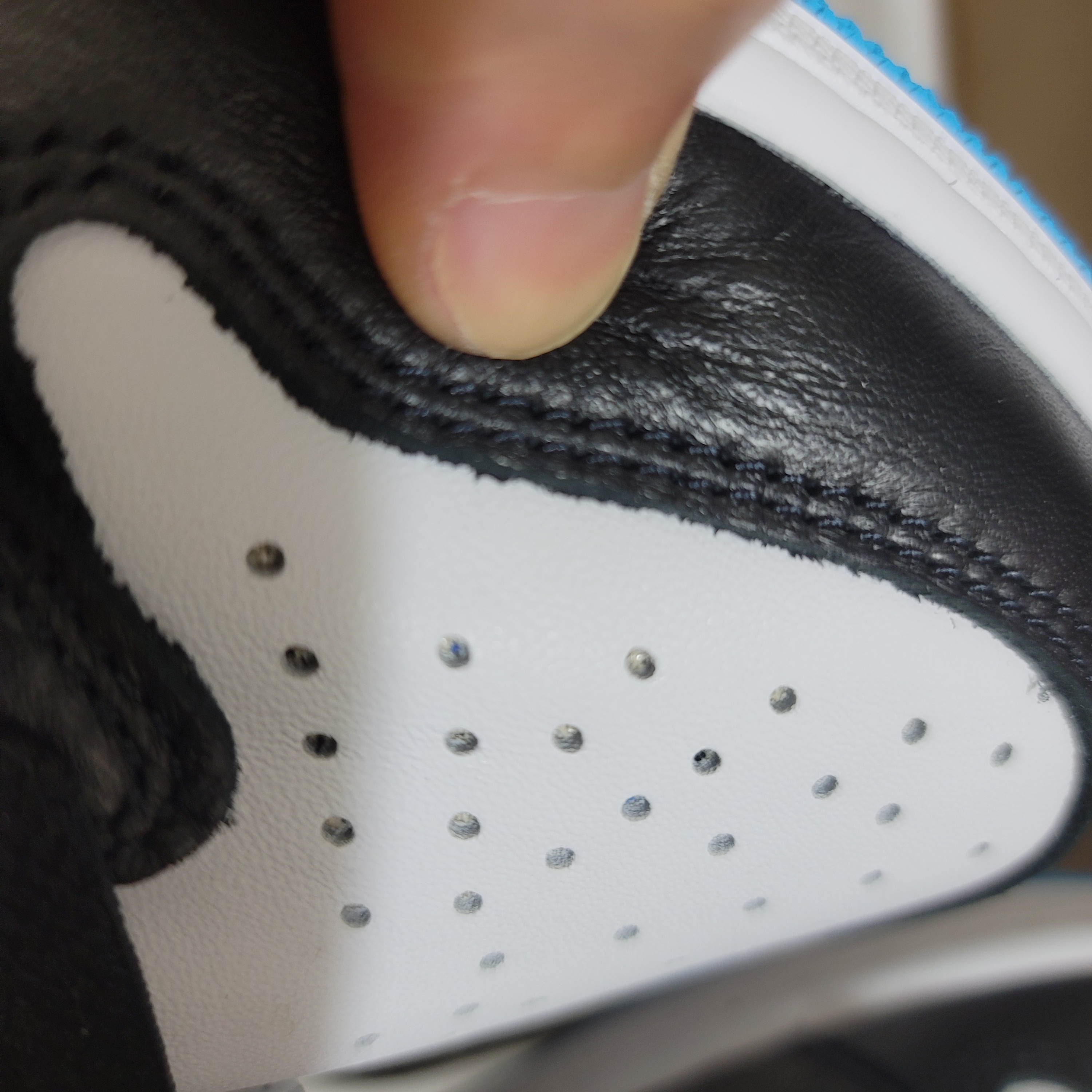 Jordan 1 Retro Low OG Black and Dark Powder Blue 착용 스타일