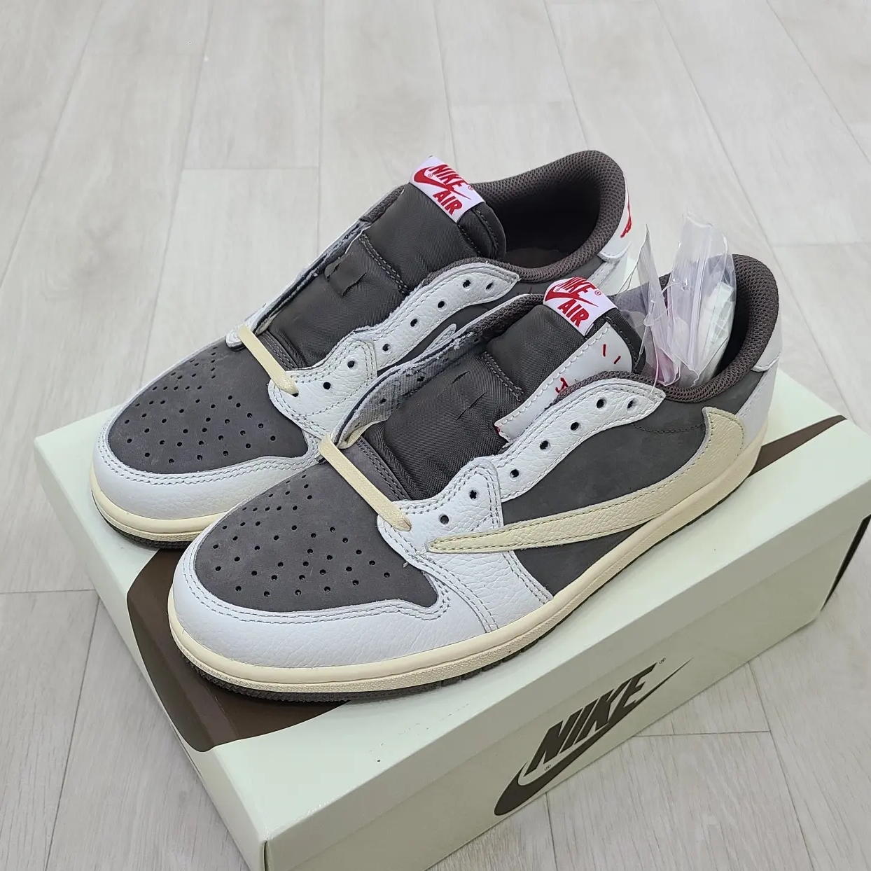 Jordan 1 x Travis Scott Retro Low OG SP Sail and Ridgerock 착용 스타일 - 2