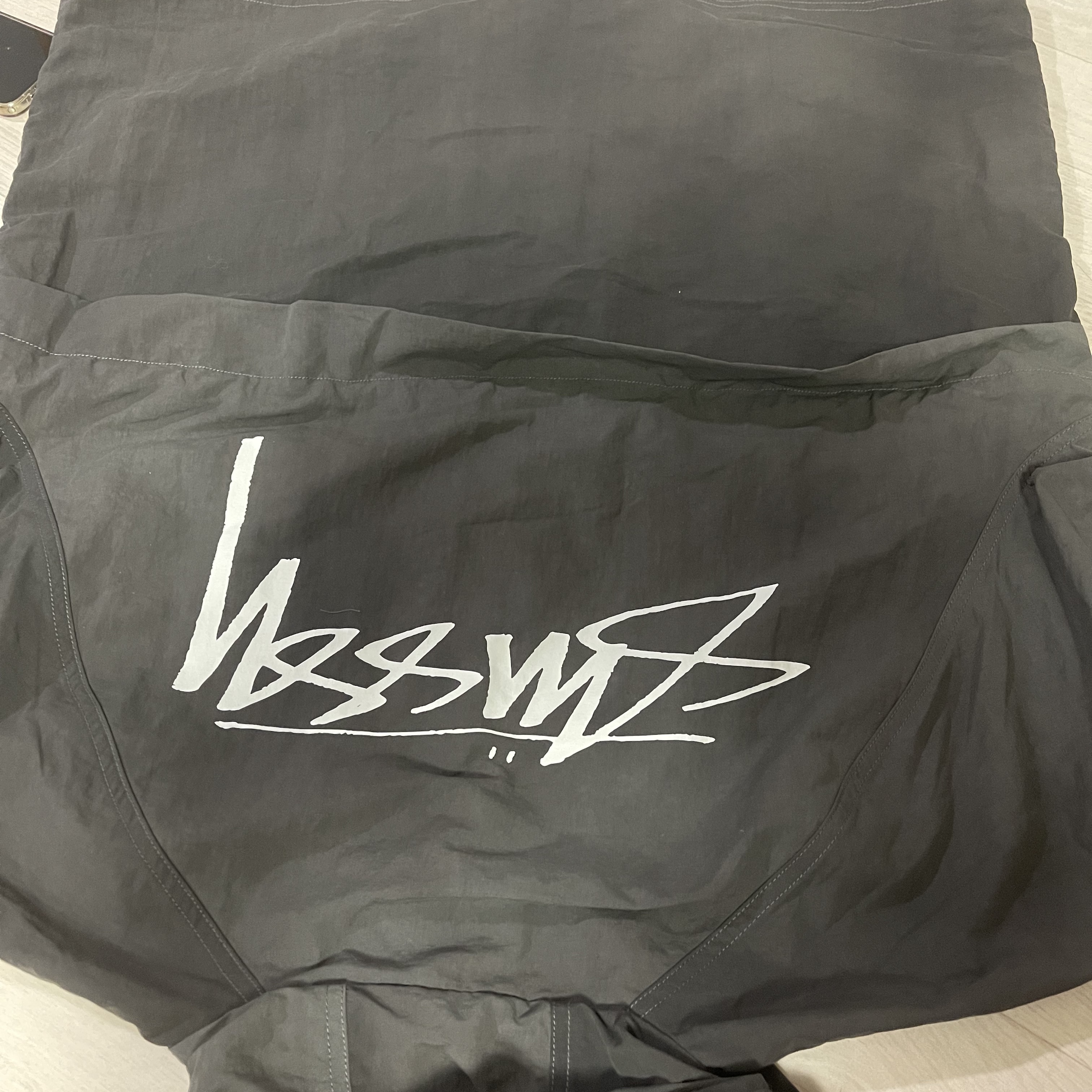 Stussy Wave Dye Beach Shell Jacket Black 착용 스타일 - 2