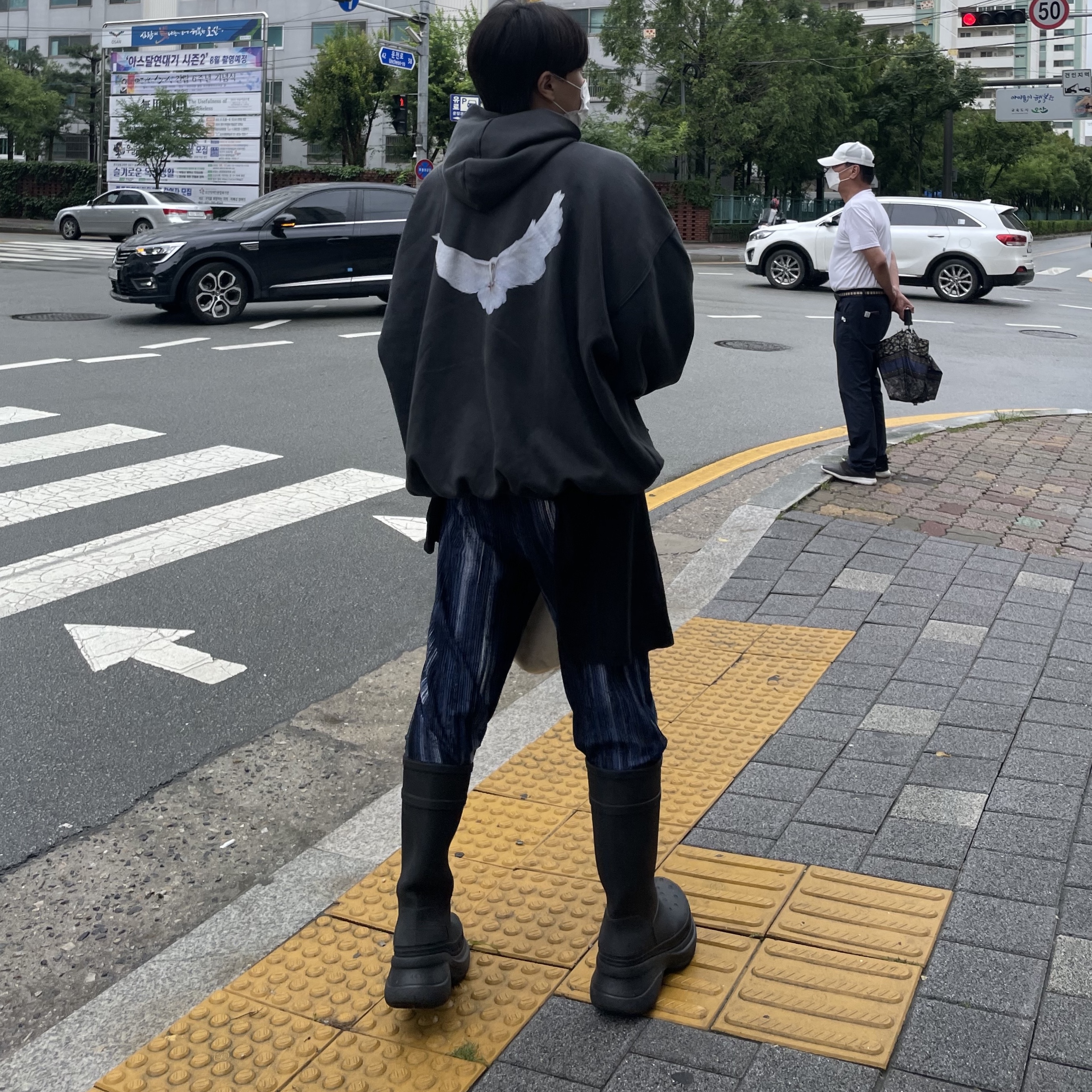 Yeezy Gap Engineered By Balenciaga Dove Hoodie Black, Balenciaga x Crocs Rubber Boot Black 착용 스타일 - 1