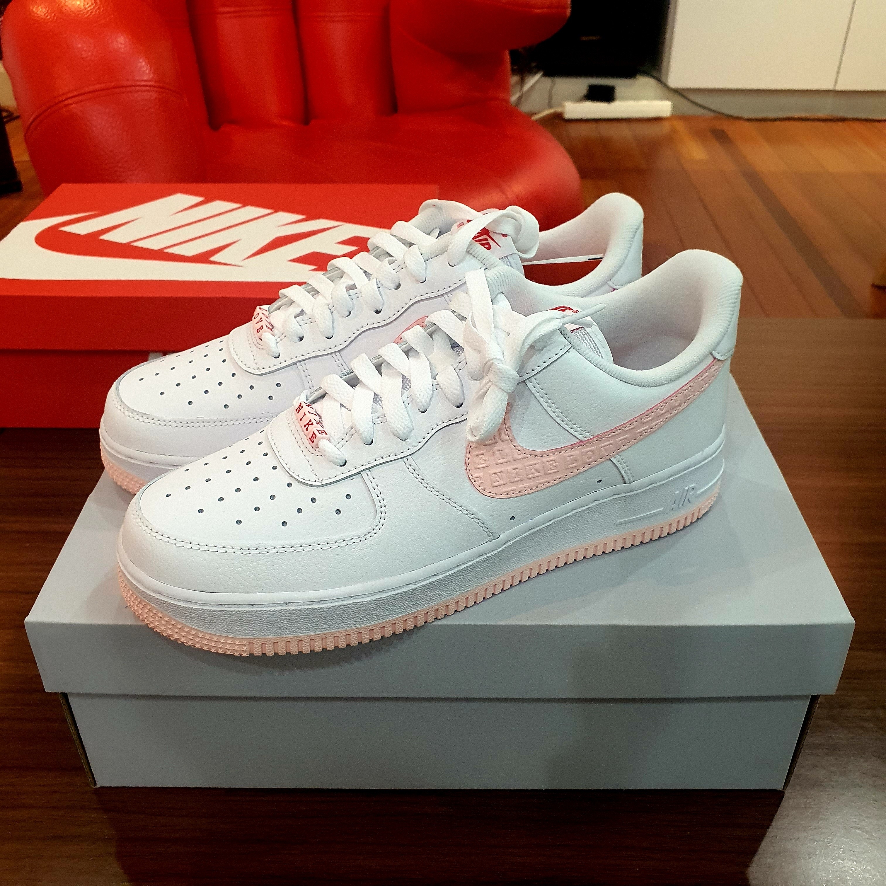 Nike Air Force 1 '07 Valentine's Day 2022, Jordan 1 Retro High OG Taxi 착용 스타일 - 1