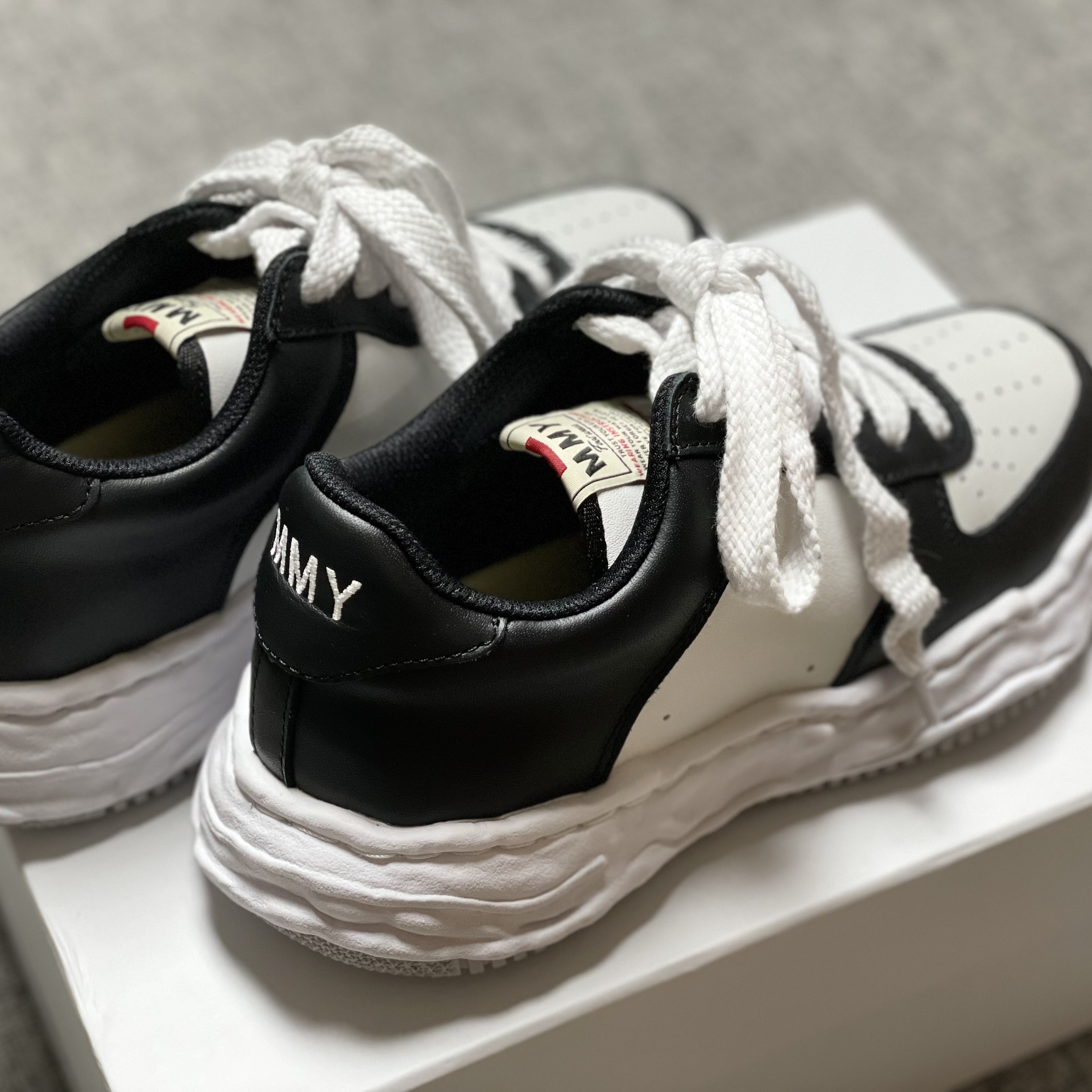 Maison Mihara Yasuhiro Wayne OG Sole Leather Low-top Sneakers Black White 착용 스타일 - 2