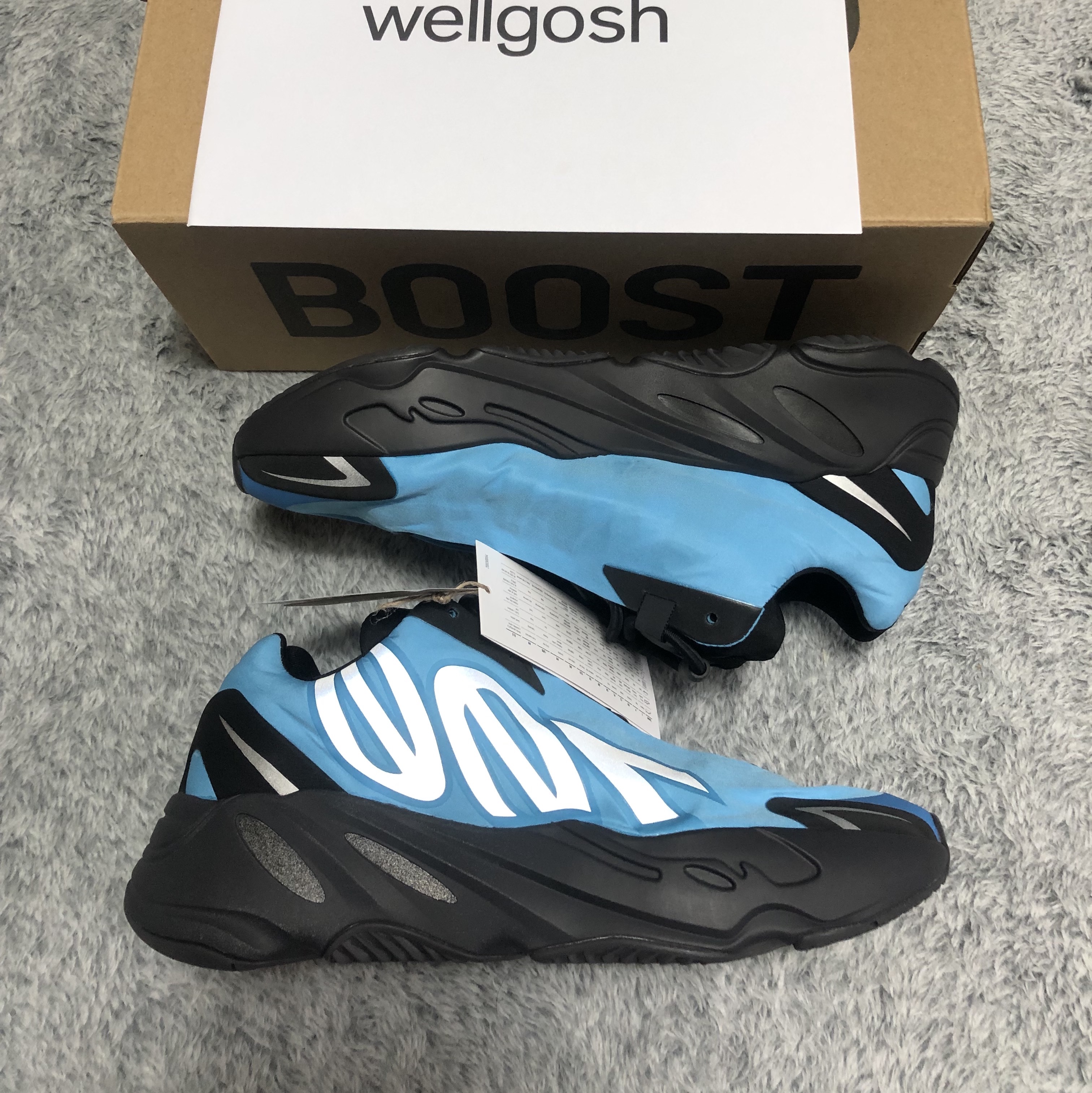 Adidas Yeezy Boost 700 MNVN Bright Cyan 착용 스타일