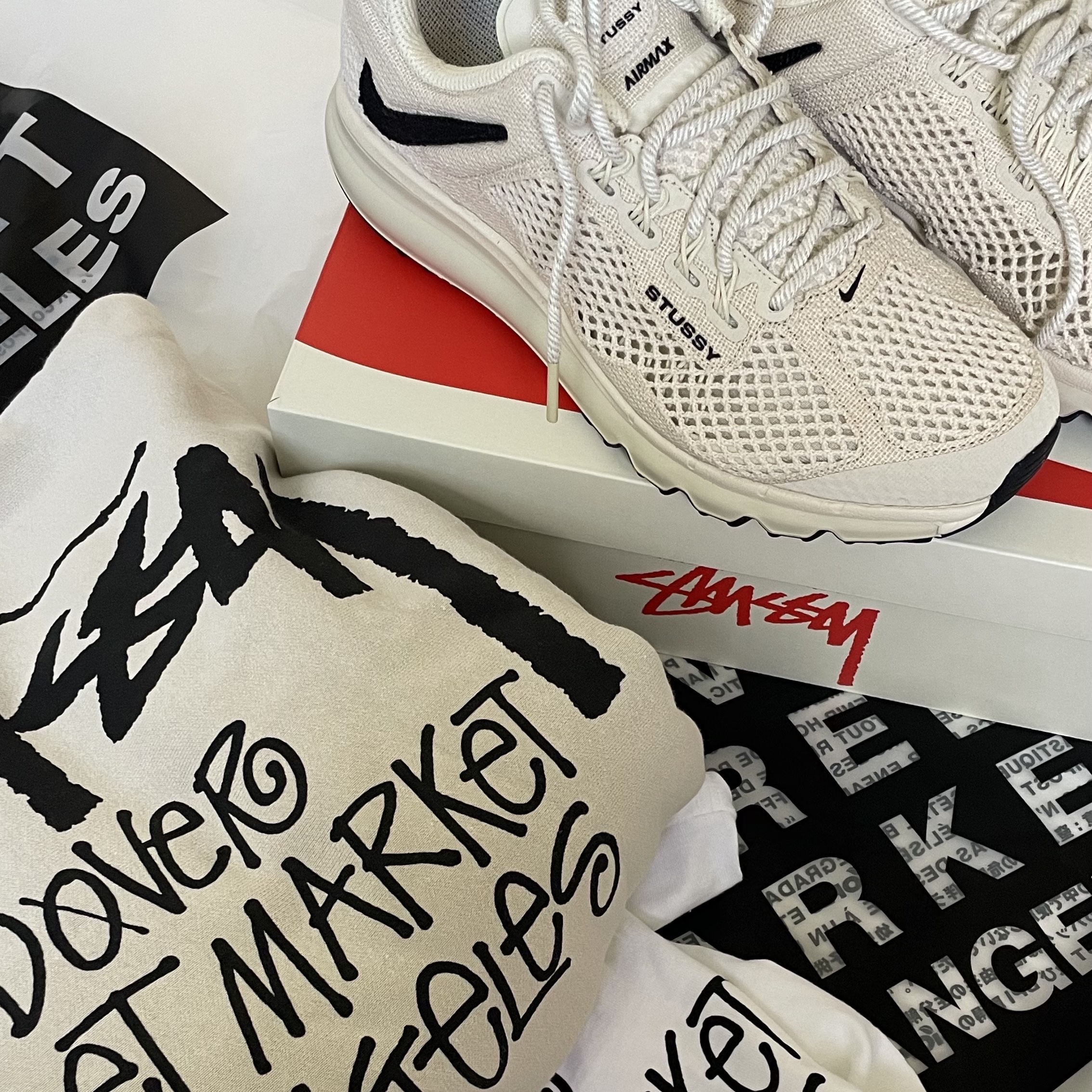 Nike x Stussy Air Max 2013 Fossil, Stussy Stock DSM Los Angeles T-Shirt White 착용 스타일