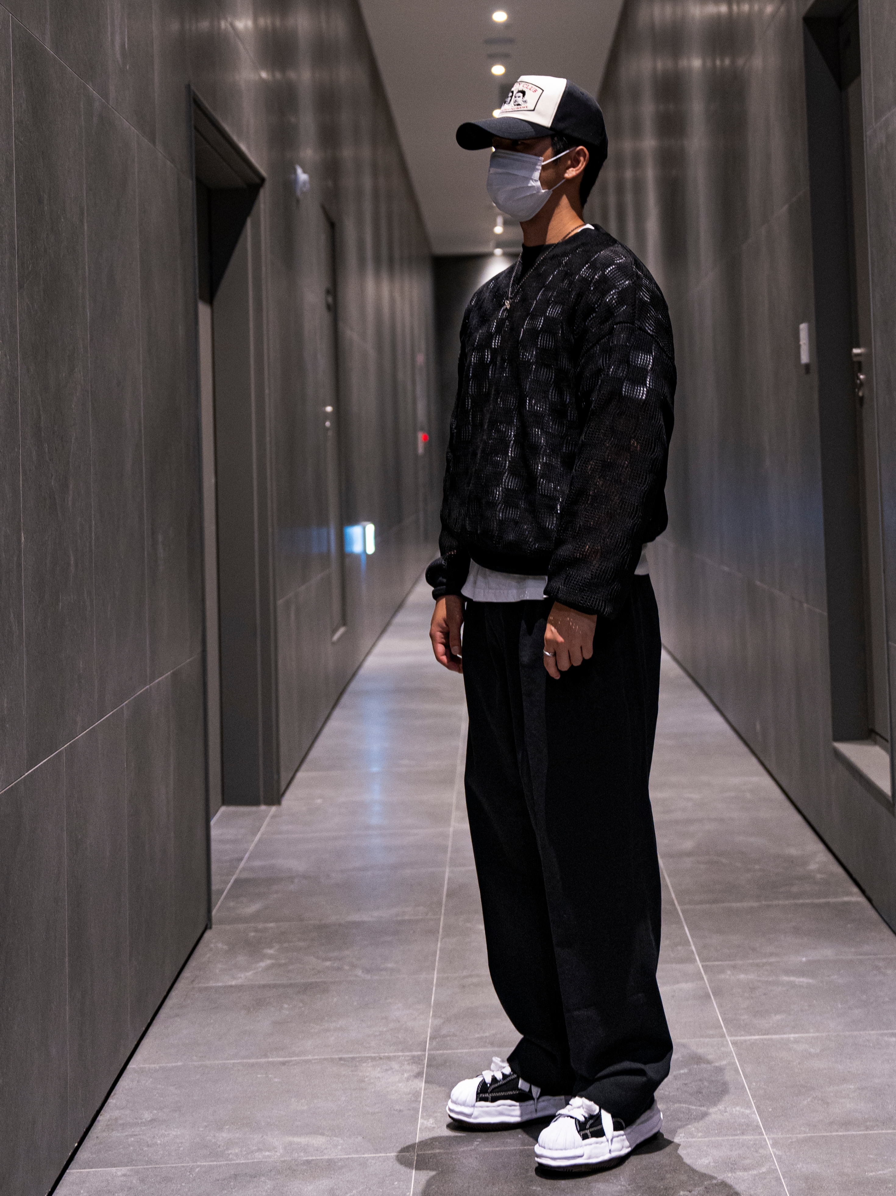 Maison Mihara Yasuhiro Blakey OG Sole Canvas Low-top Sneakers Black White 착용 스타일 - 1