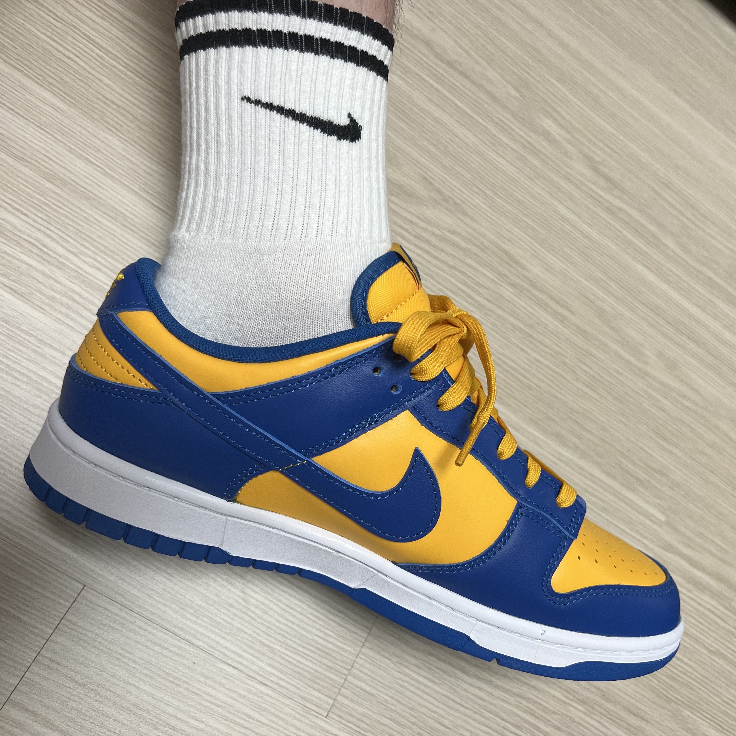 Nike Dunk Low Retro Blue Jay and University Gold 착용 스타일