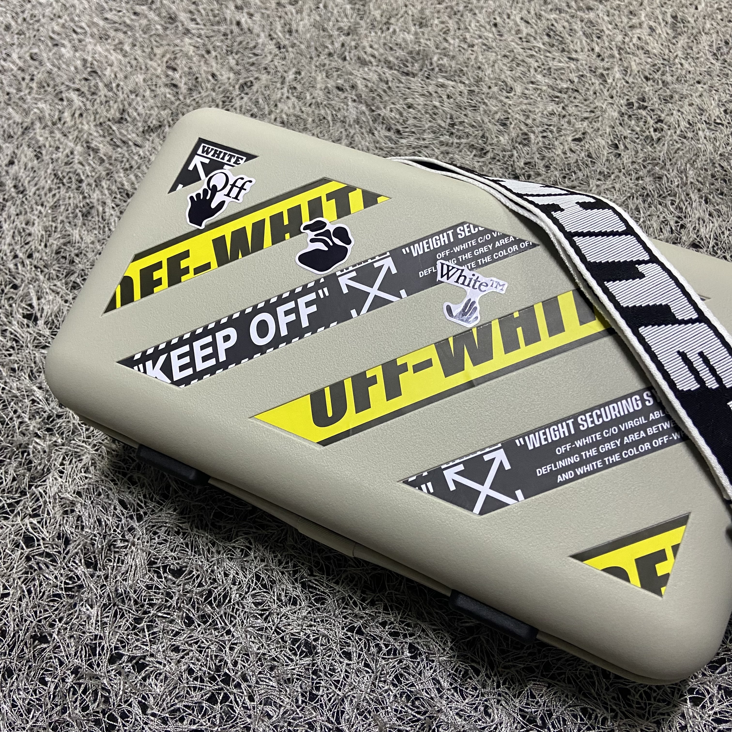 Off-White x Amore Pacific Protection Box (Without Cosmetics) 착용 스타일