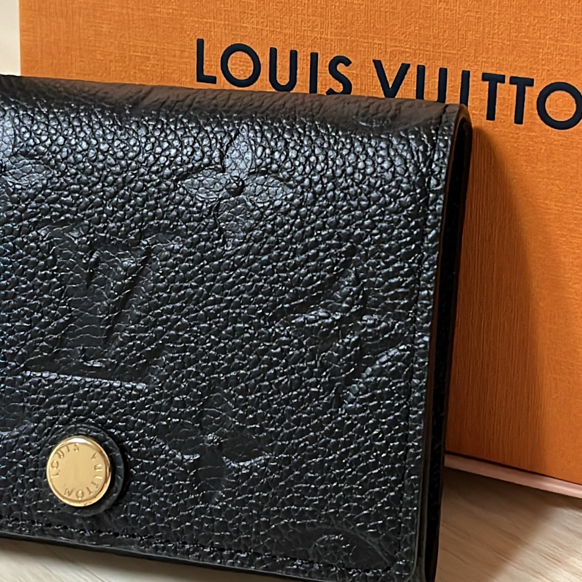 Louis Vuitton Business Card Holder Monogram Embossed Leather Black 착용 스타일