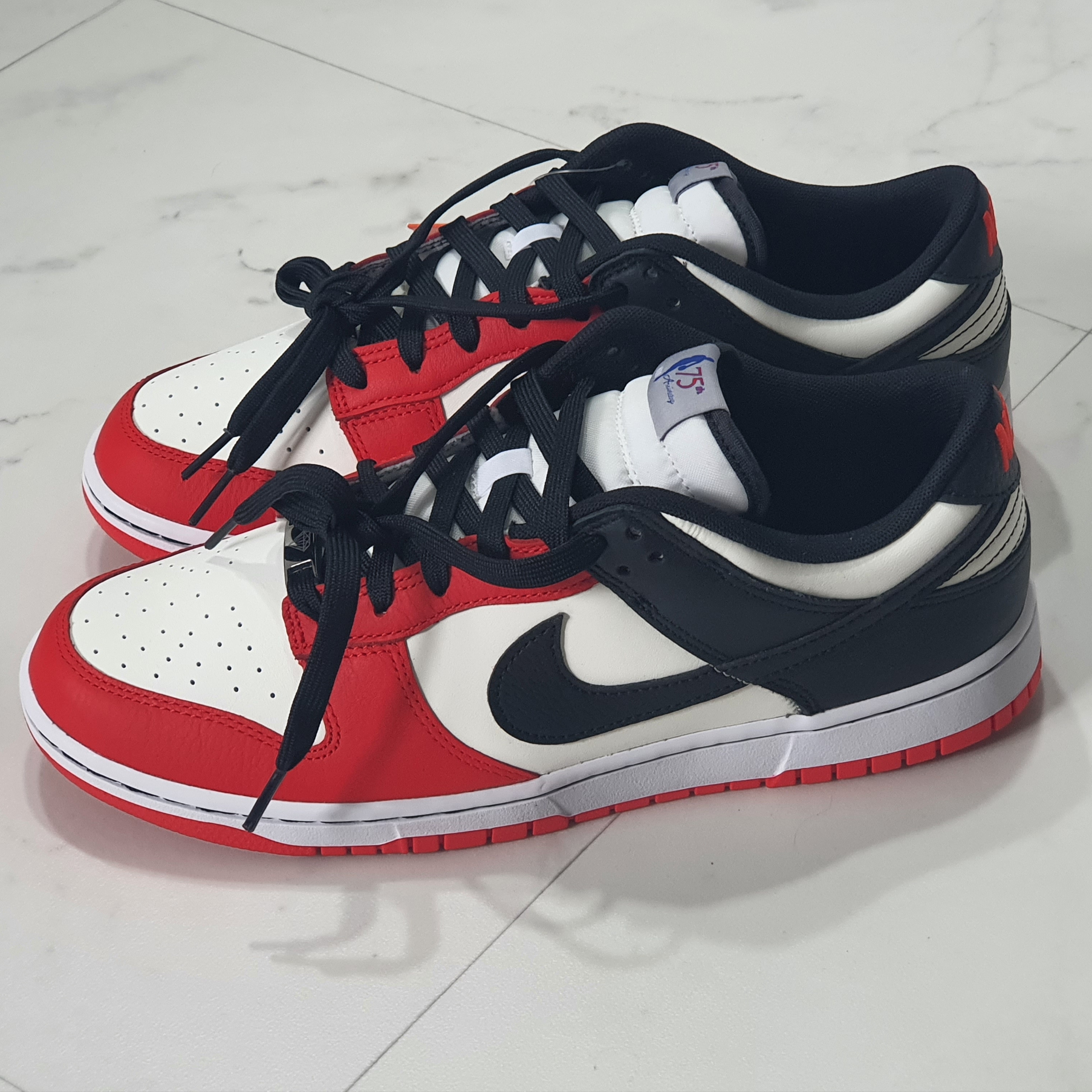 Nike x NBA Dunk Low Retro EMB Black and Chile Red 착용 스타일 - 3