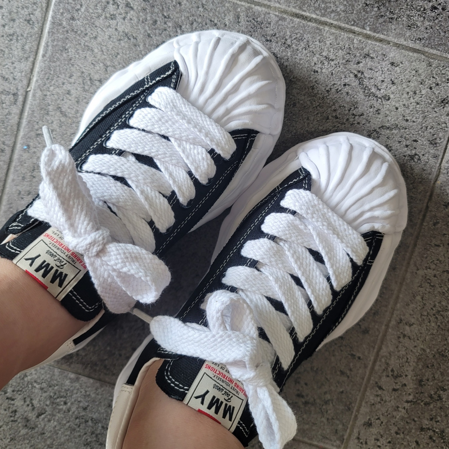 Maison Mihara Yasuhiro Blakey OG Sole Canvas Low-top Sneakers Black White 착용 스타일 - 2