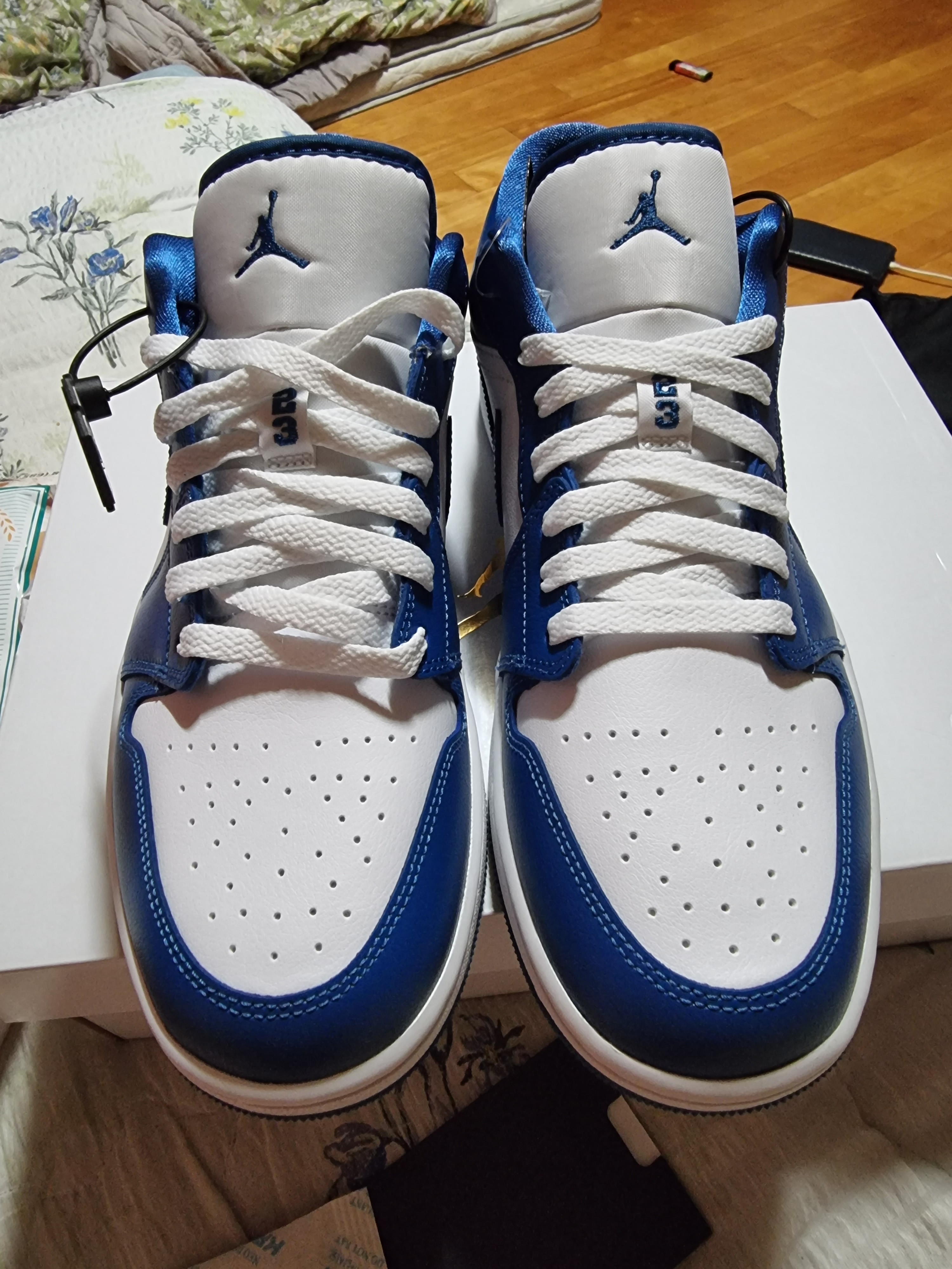(W) Jordan 1 Low White Dark Marina Blue 착용 스타일 - 1
