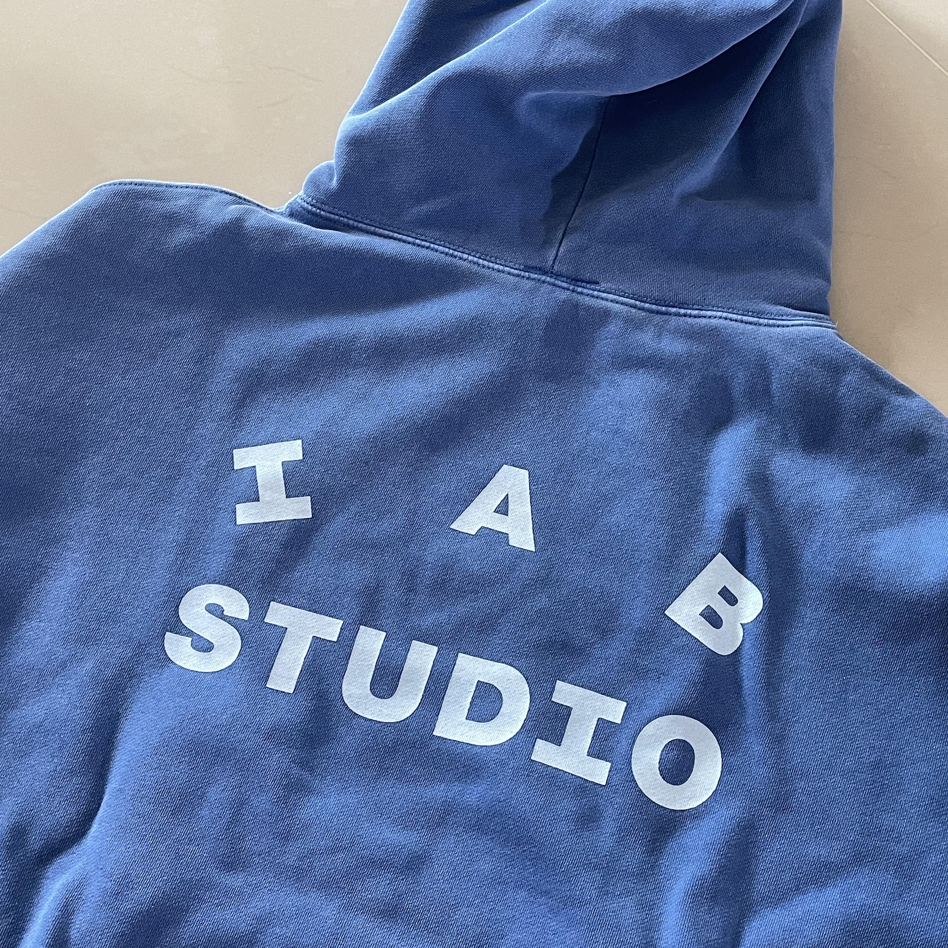 IAB Studio Pigment Hoodie Royal Blue - 22FW 착용 스타일 - 1