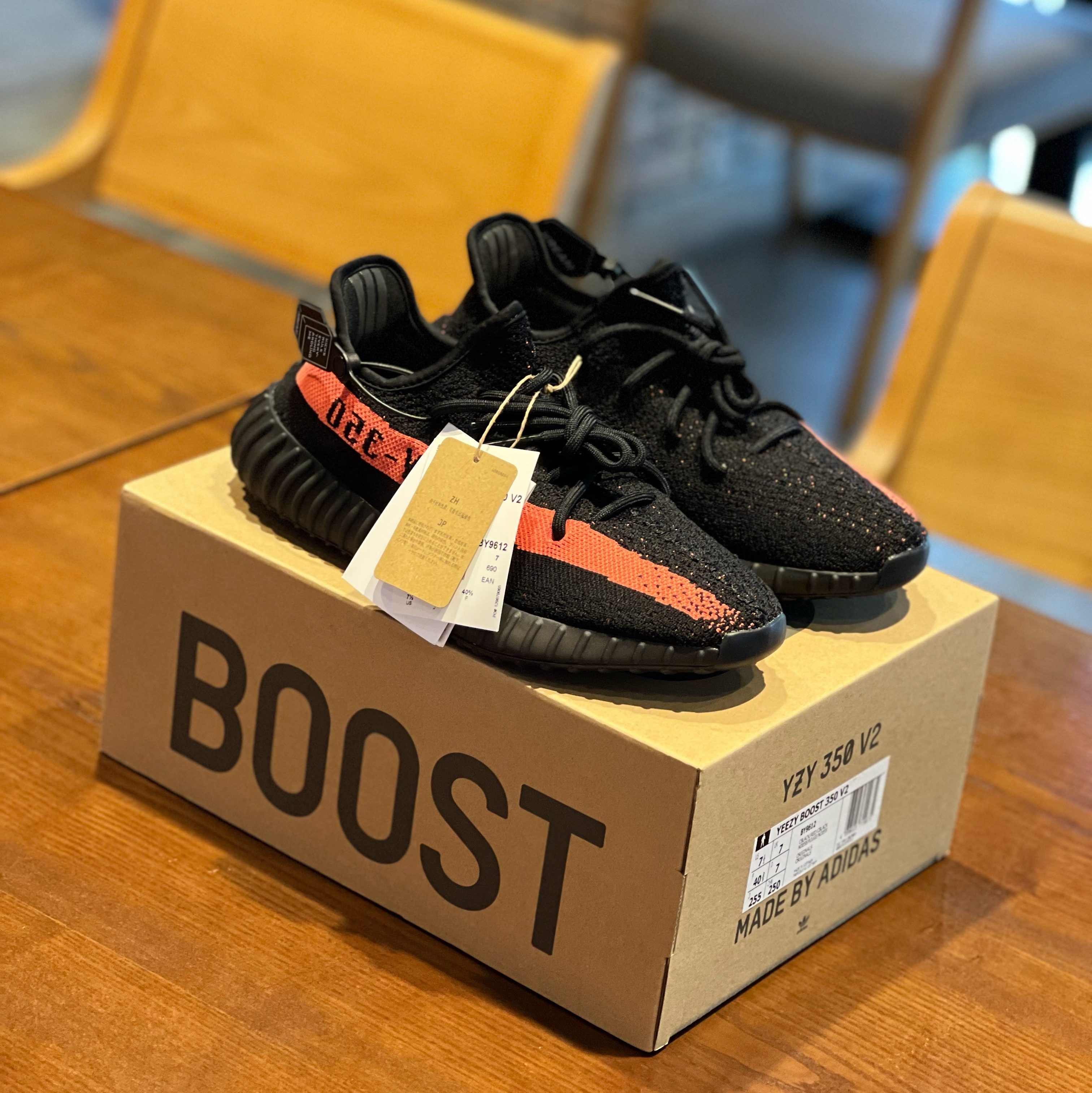 Adidas Yeezy Boost 350 V2 Core Black Red 2022/2023 착용 스타일