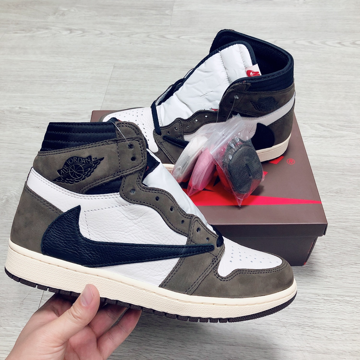 Jordan 1 x Travis Scott Retro High OG SP Mocha 착용 스타일 - 1