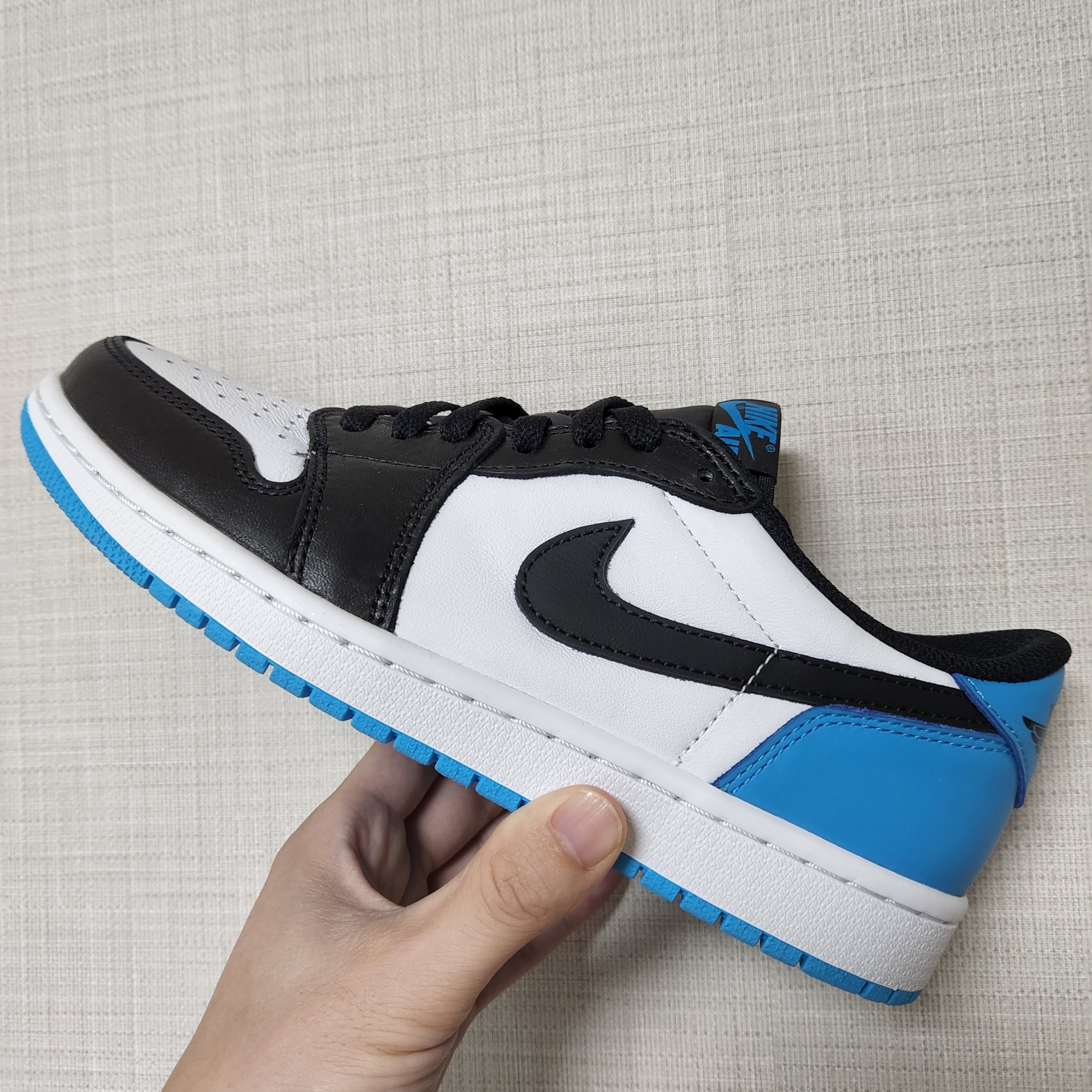 Jordan 1 Retro Low OG Black and Dark Powder Blue 착용 스타일