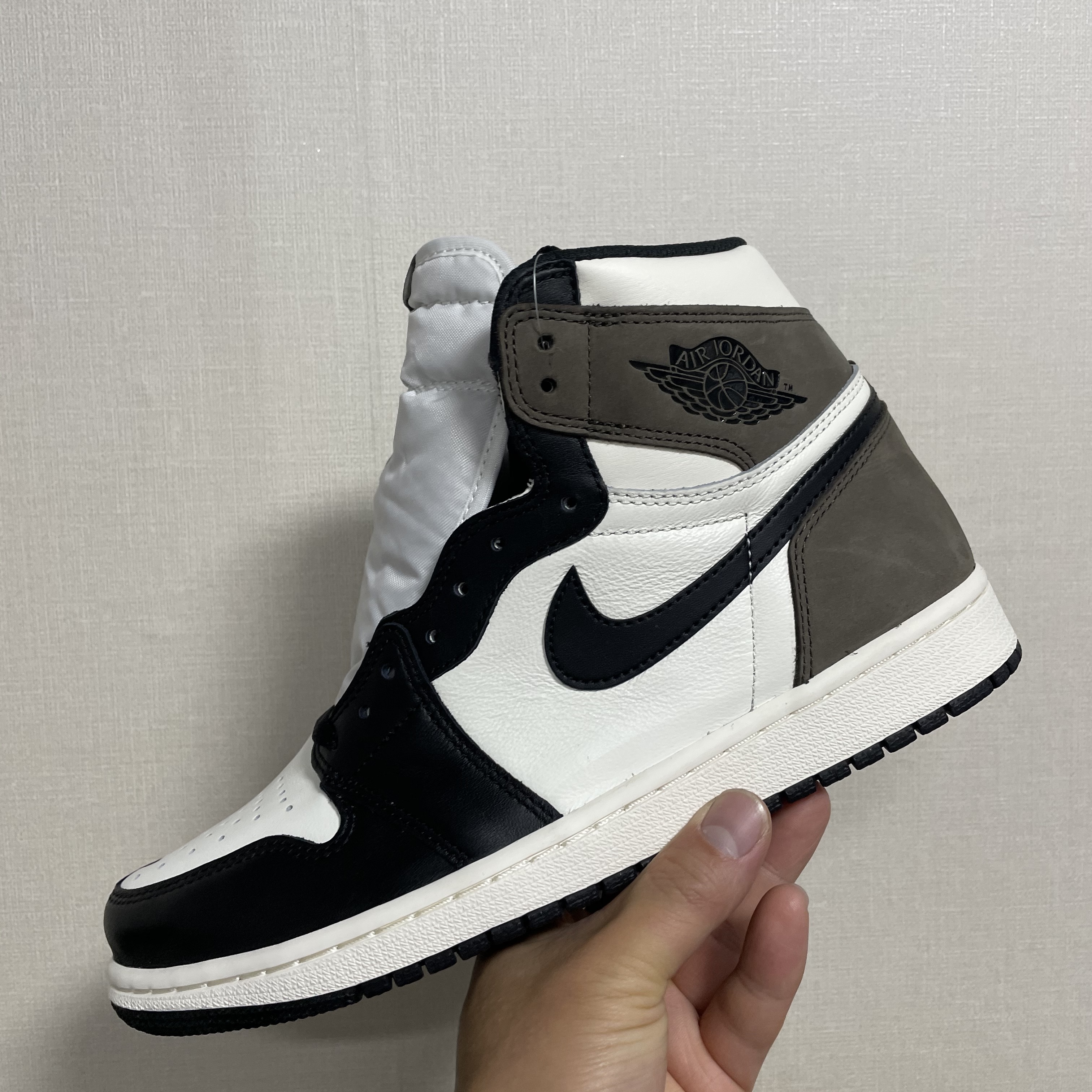 Jordan 1 Retro High OG Black Mocha 착용 스타일 - 1