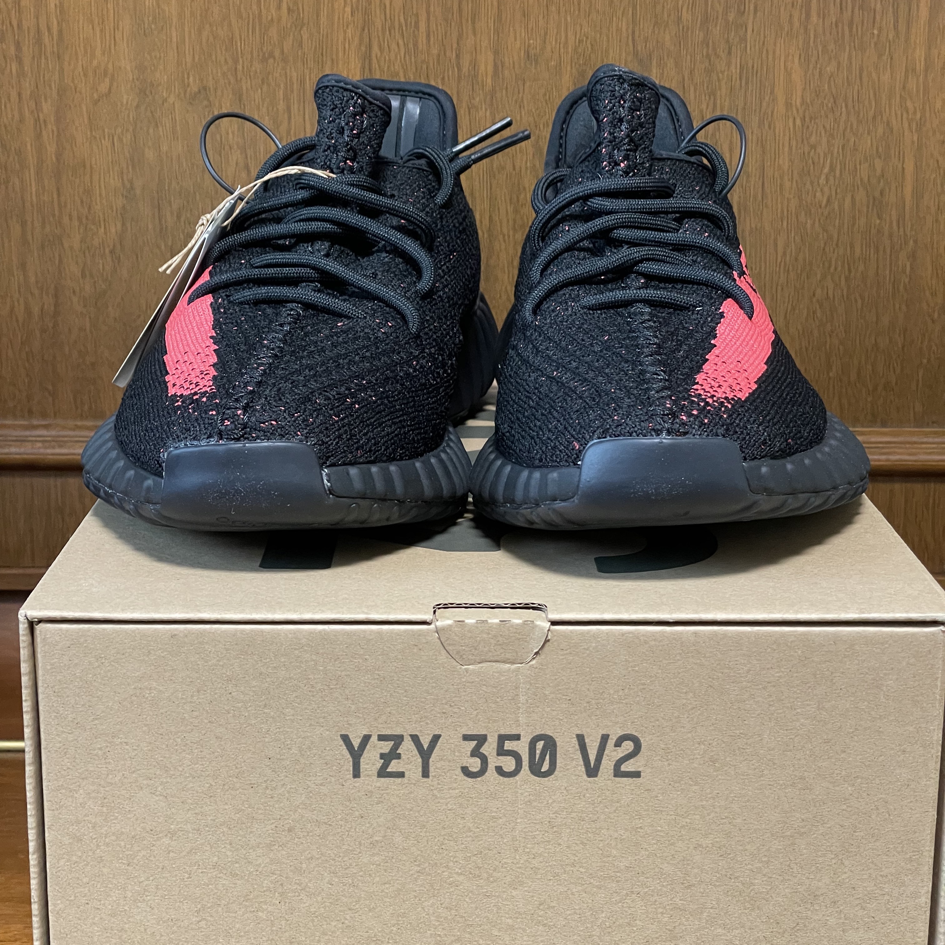 Adidas Yeezy Boost 350 V2 Core Black Red 2022/2023 착용 스타일 - 3