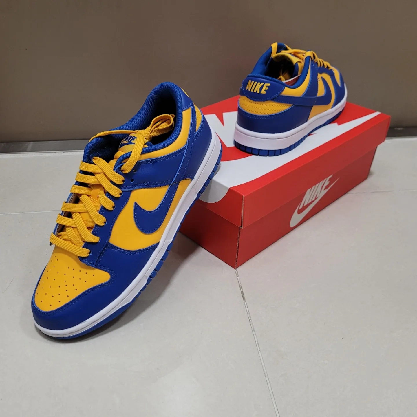 Nike Dunk Low Retro Blue Jay and University Gold 착용 스타일 - 4