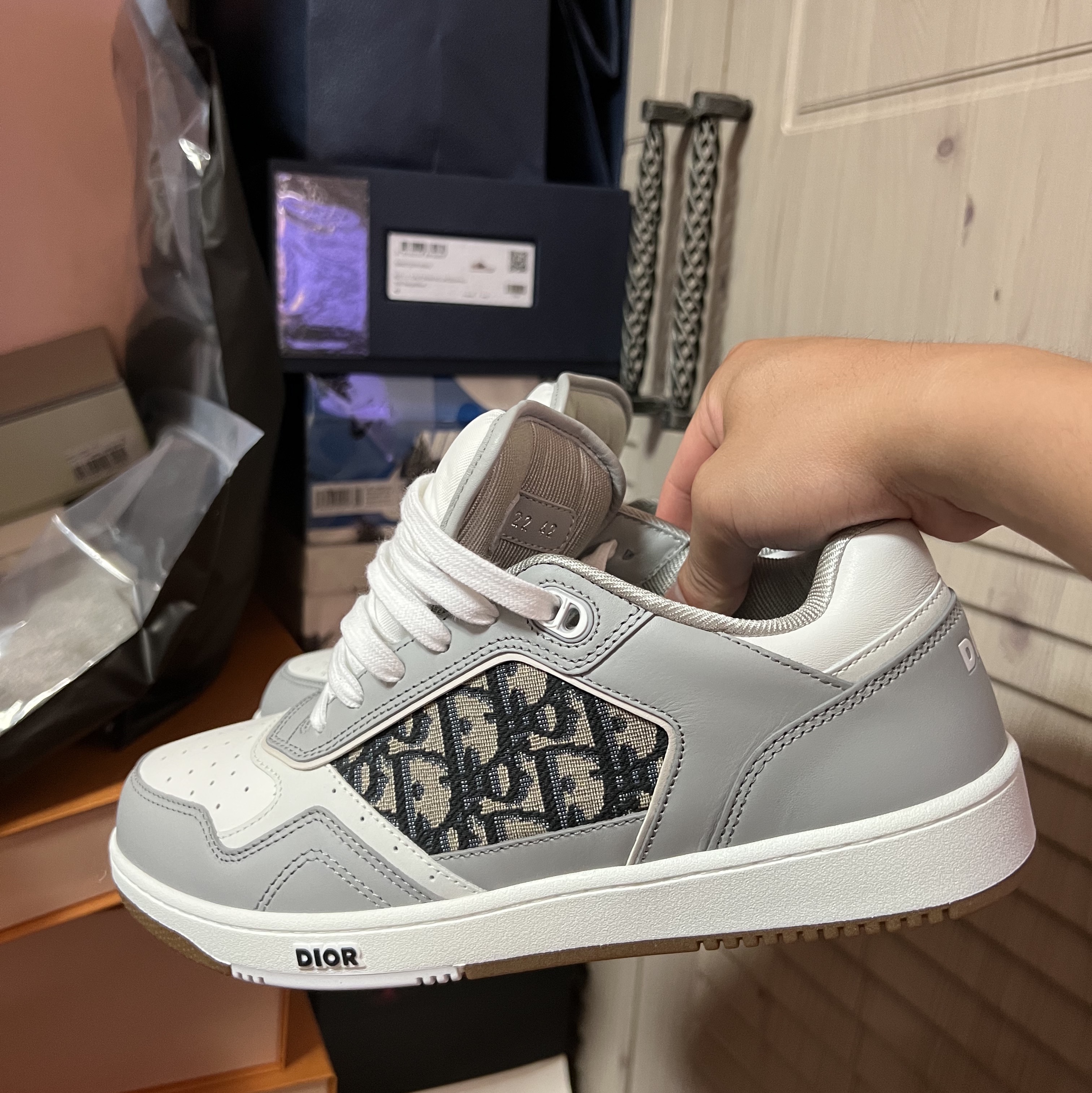 Dior B27 Low-Top Sneakers Gray 착용 스타일