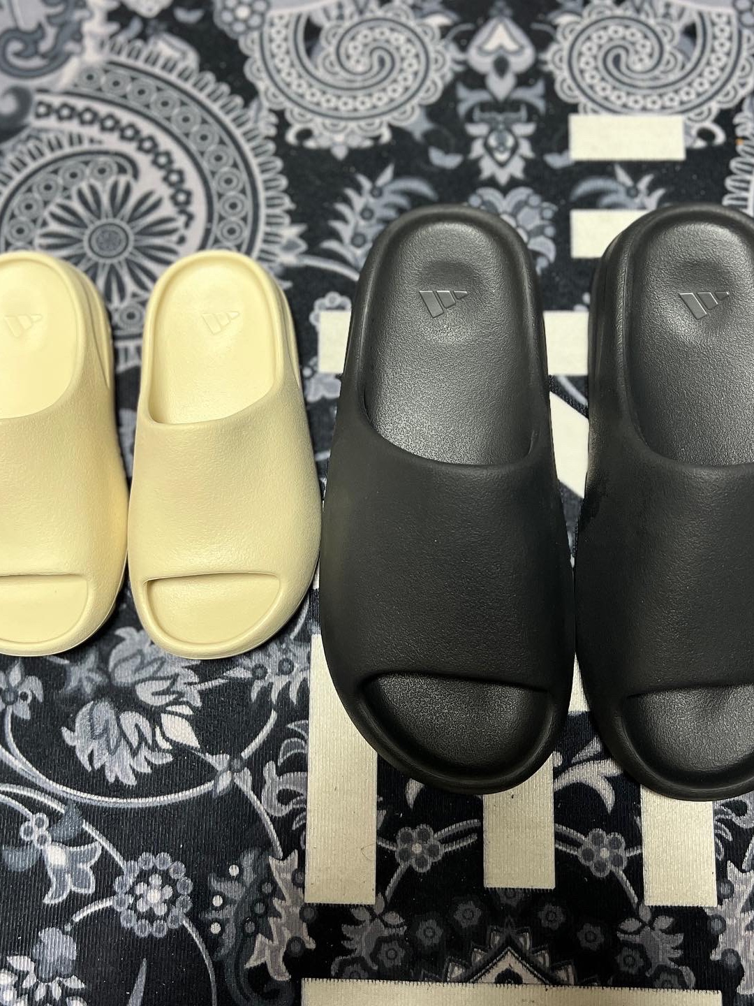 Adidas Yeezy Slide Onyx 착용 스타일 - 2