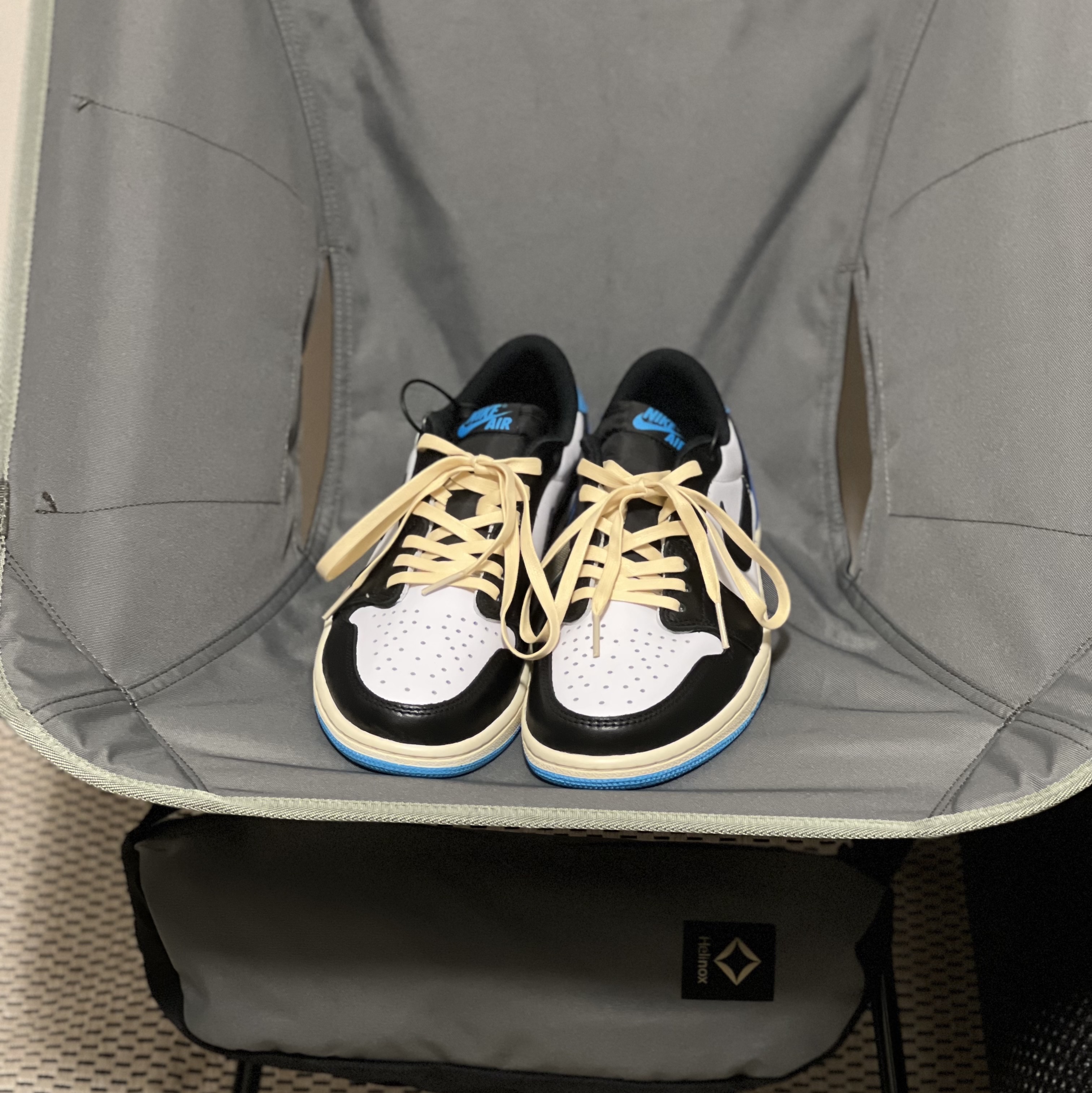 Jordan 1 Retro Low OG Black and Dark Powder Blue, Helinox Tactical Chair Foliage Green 착용 스타일