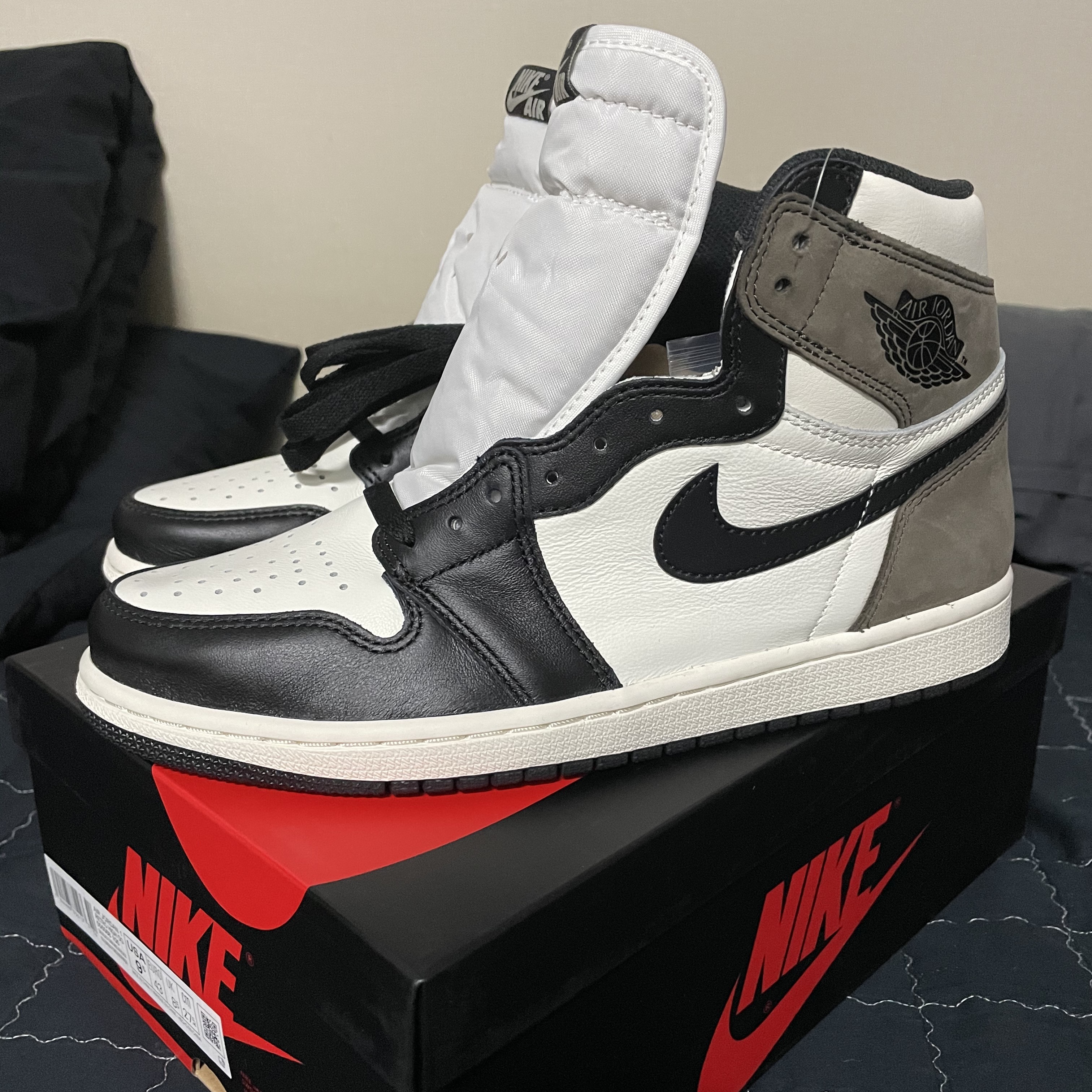 Jordan 1 Retro High OG Black Mocha 착용 스타일 - 2