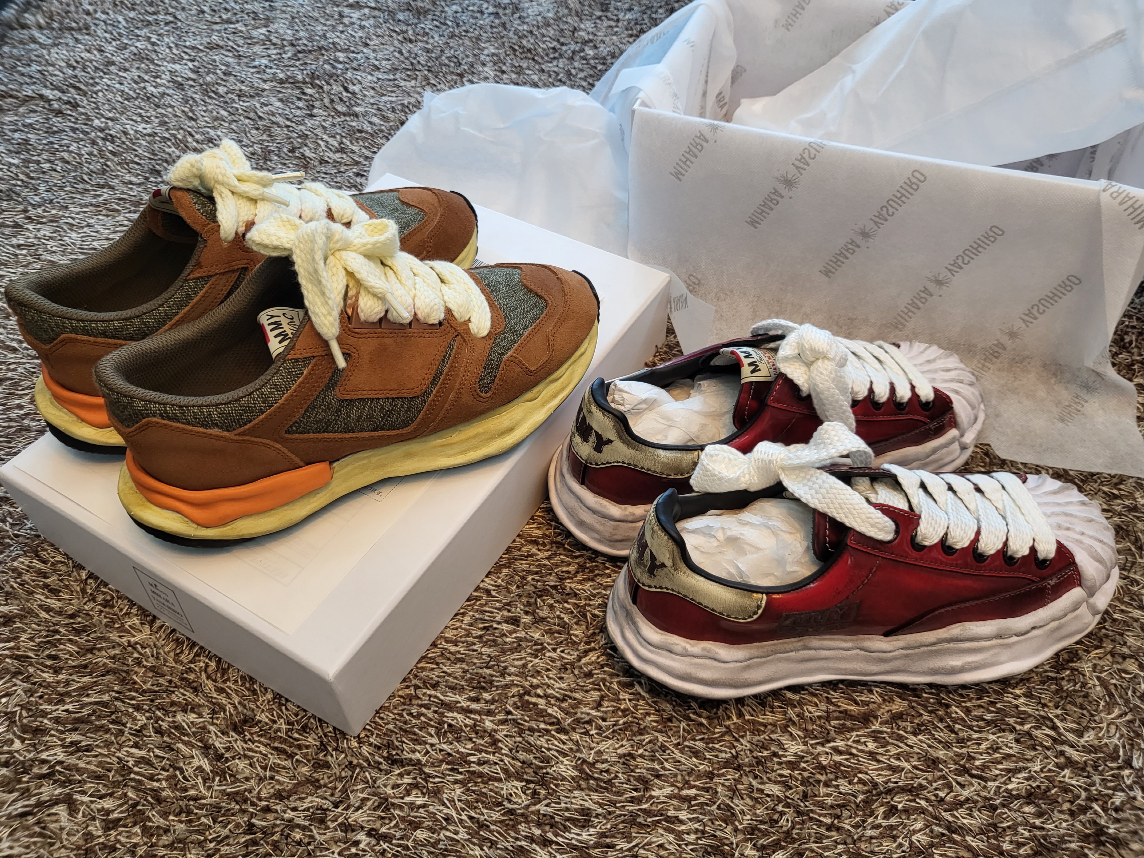 Maison Mihara Yasuhiro Blakey OG Sole Brushed Patent Low-top Sneakers Red 착용 스타일 - 2