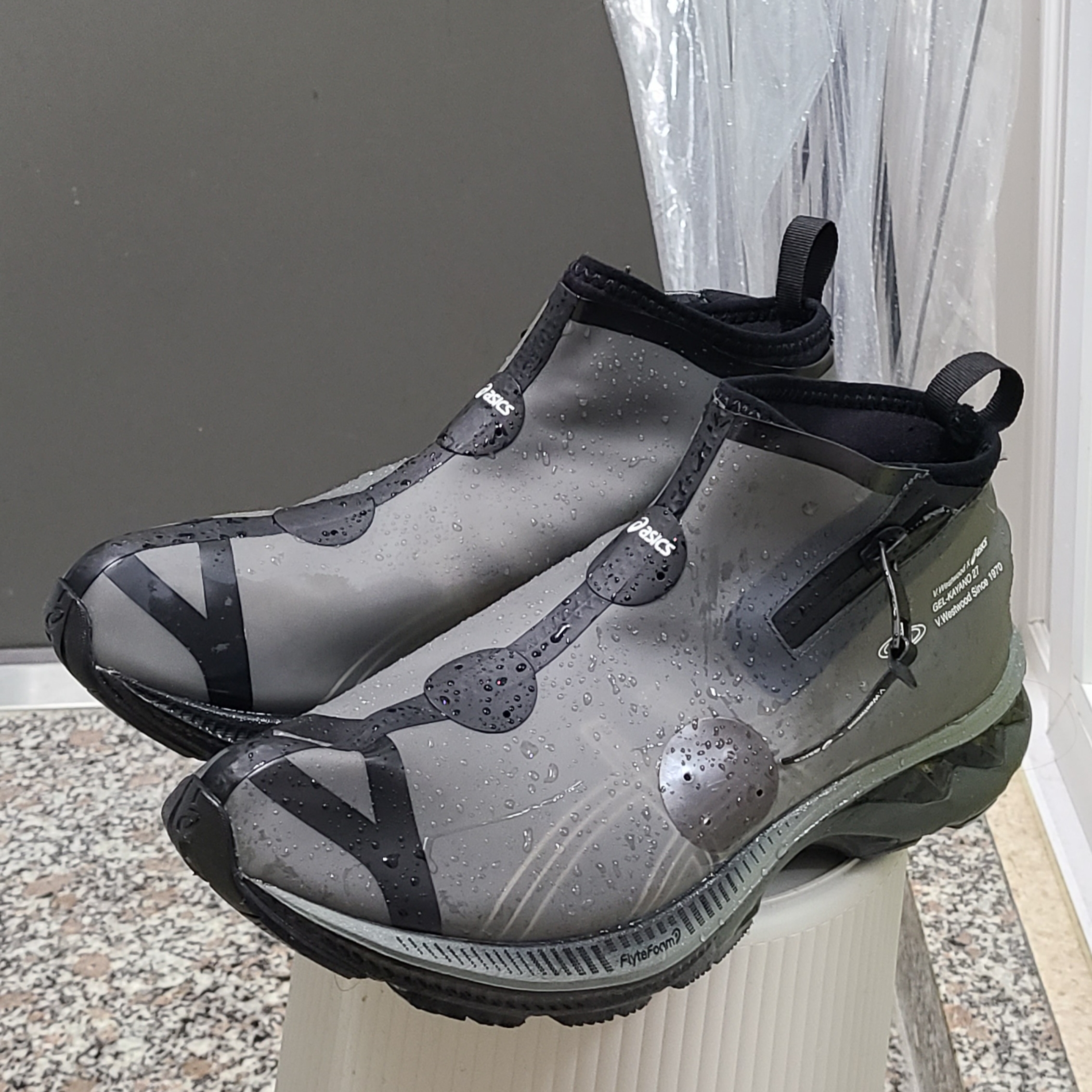 Asics x Vivienne Westwood Gel-Kayano 27 LTX Black 착용 스타일 - 2