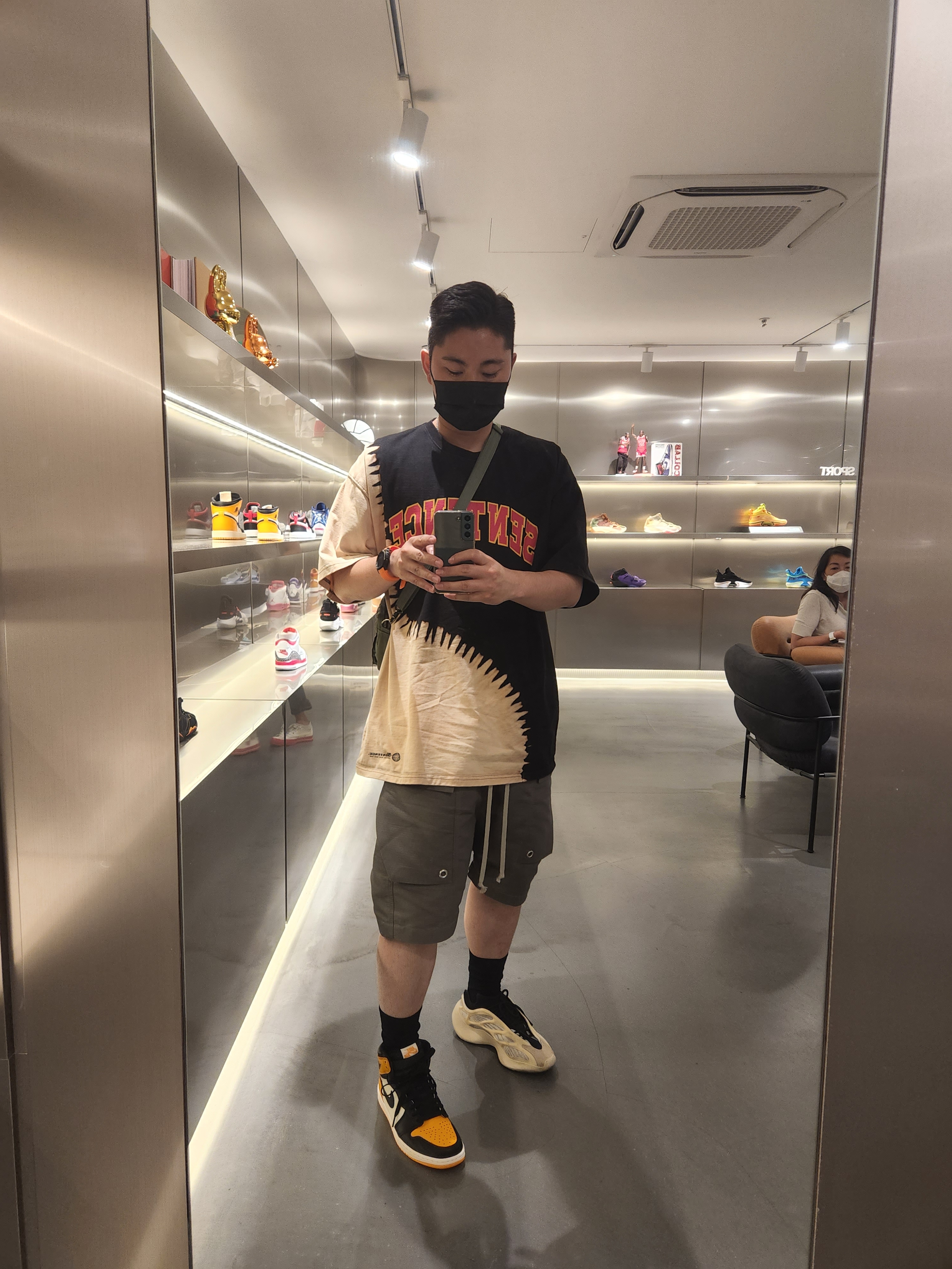 Jordan 1 Retro High OG Taxi, Adidas Yeezy 700 V3 Azael 2019 착용 스타일 - 2