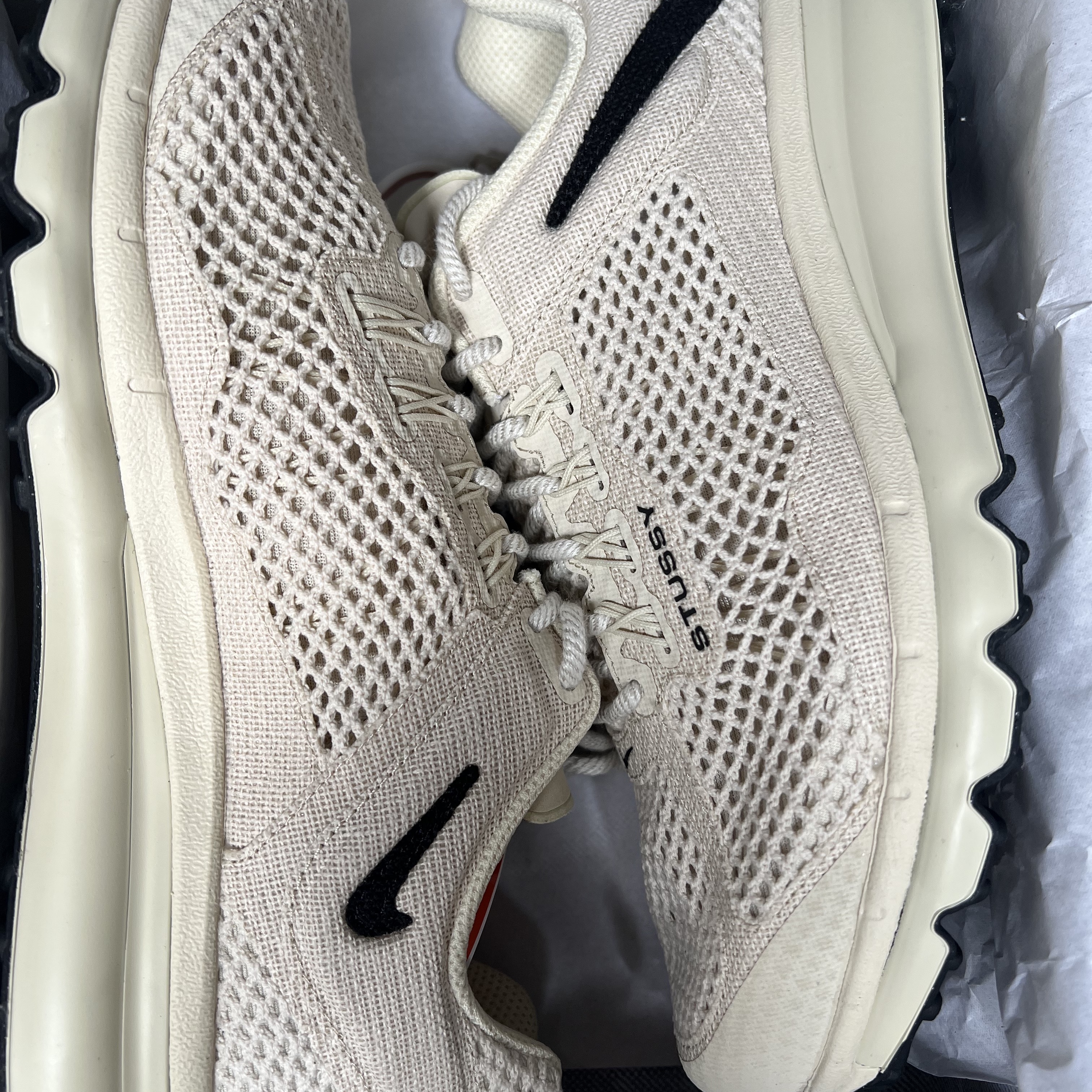Nike x Stussy Air Max 2013 Fossil, Jordan 1 Retro Low OG Black and Dark Powder Blue 착용 스타일 - 2
