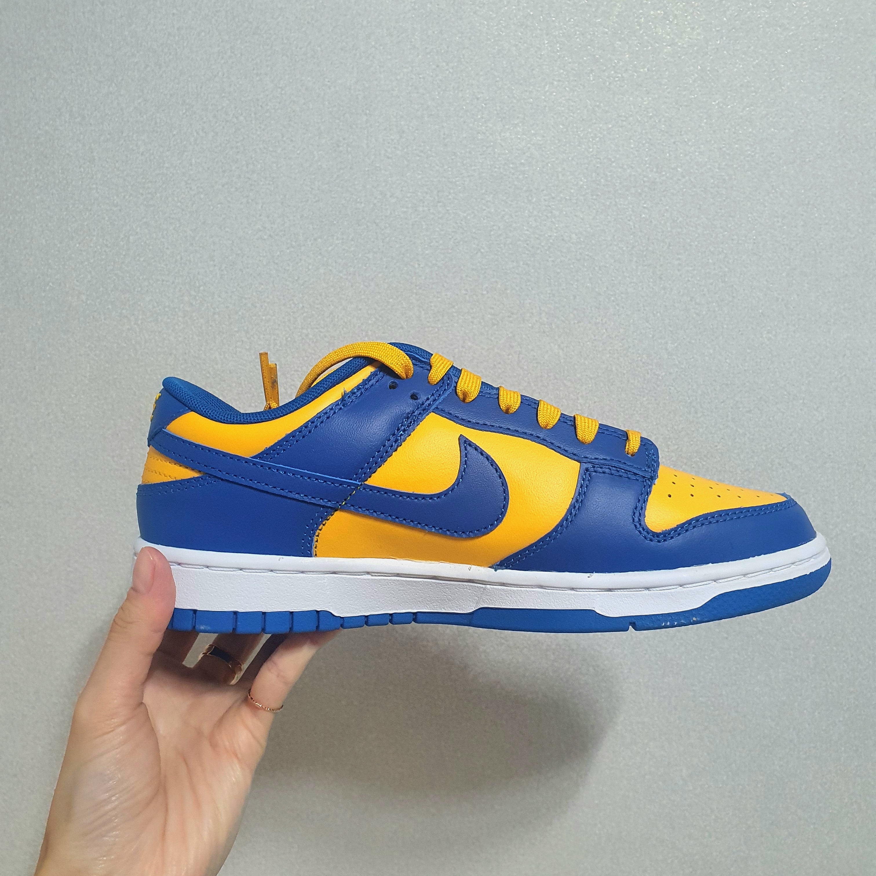 Nike Dunk Low Retro Blue Jay and University Gold 착용 스타일