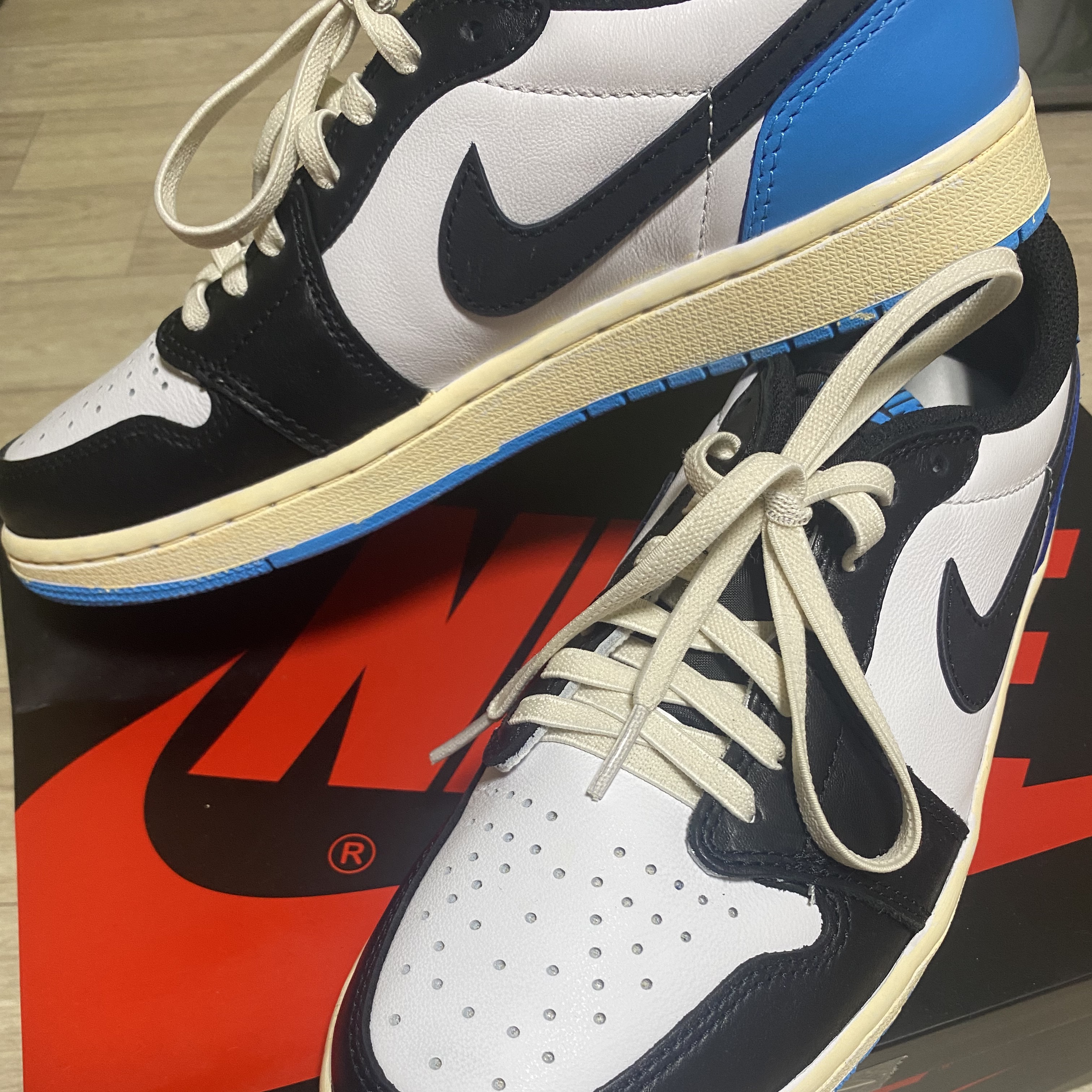 Jordan 1 Retro Low OG Black and Dark Powder Blue 착용 스타일
