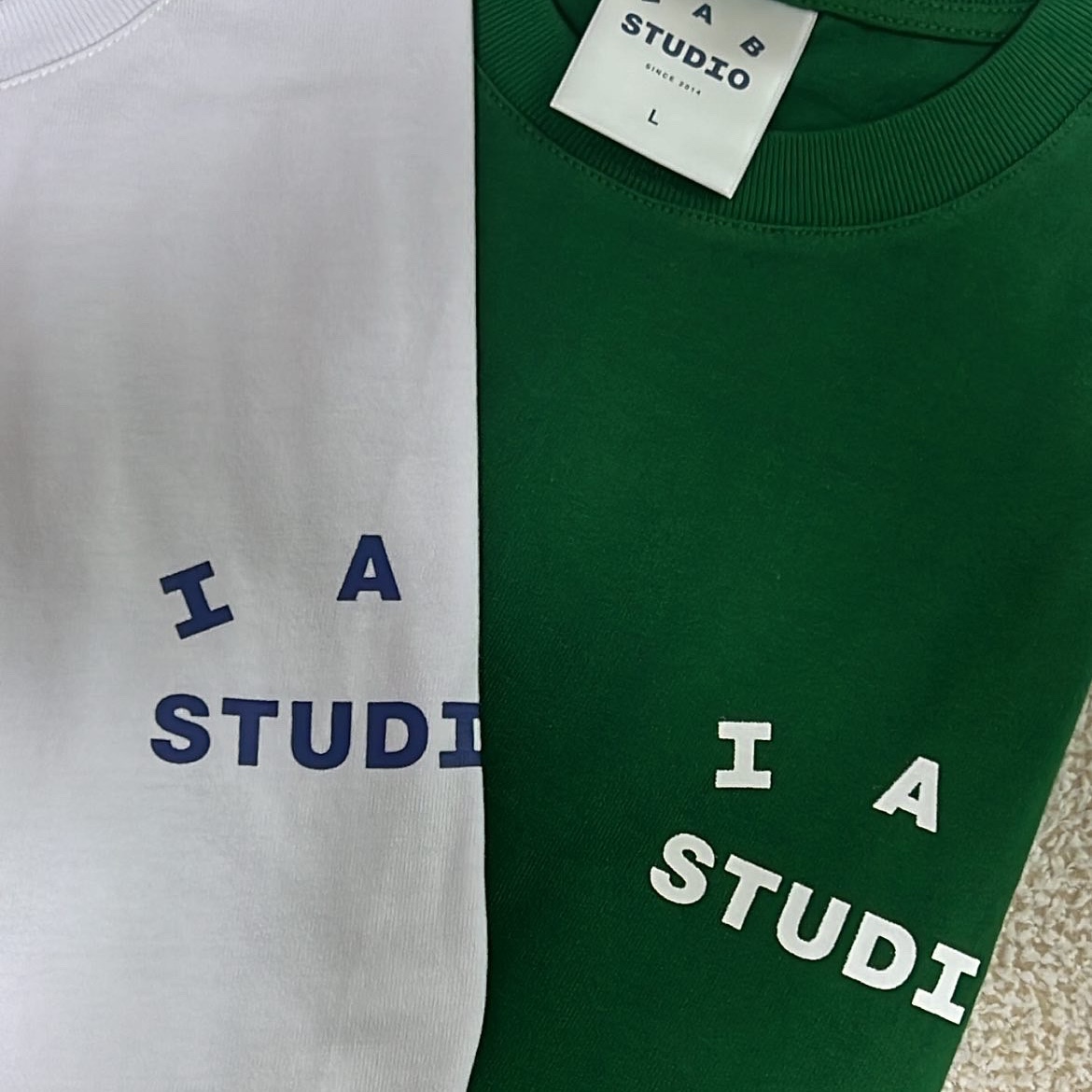 IAB Studio T-Shirt White Navy - 22FW, IAB Studio T-Shirt Green - 22FW 착용 스타일 - 1