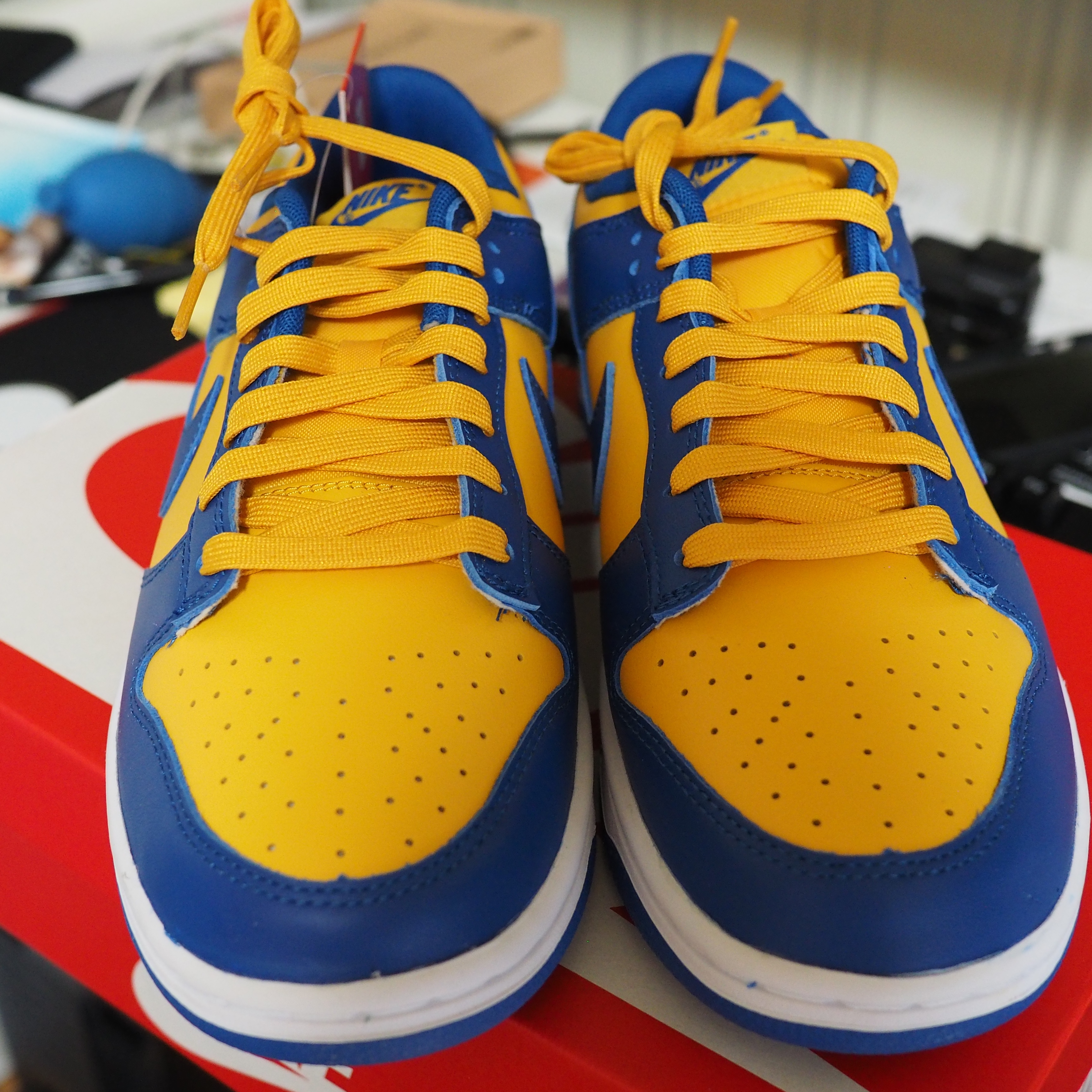 Nike Dunk Low Retro Blue Jay and University Gold 착용 스타일 - 2