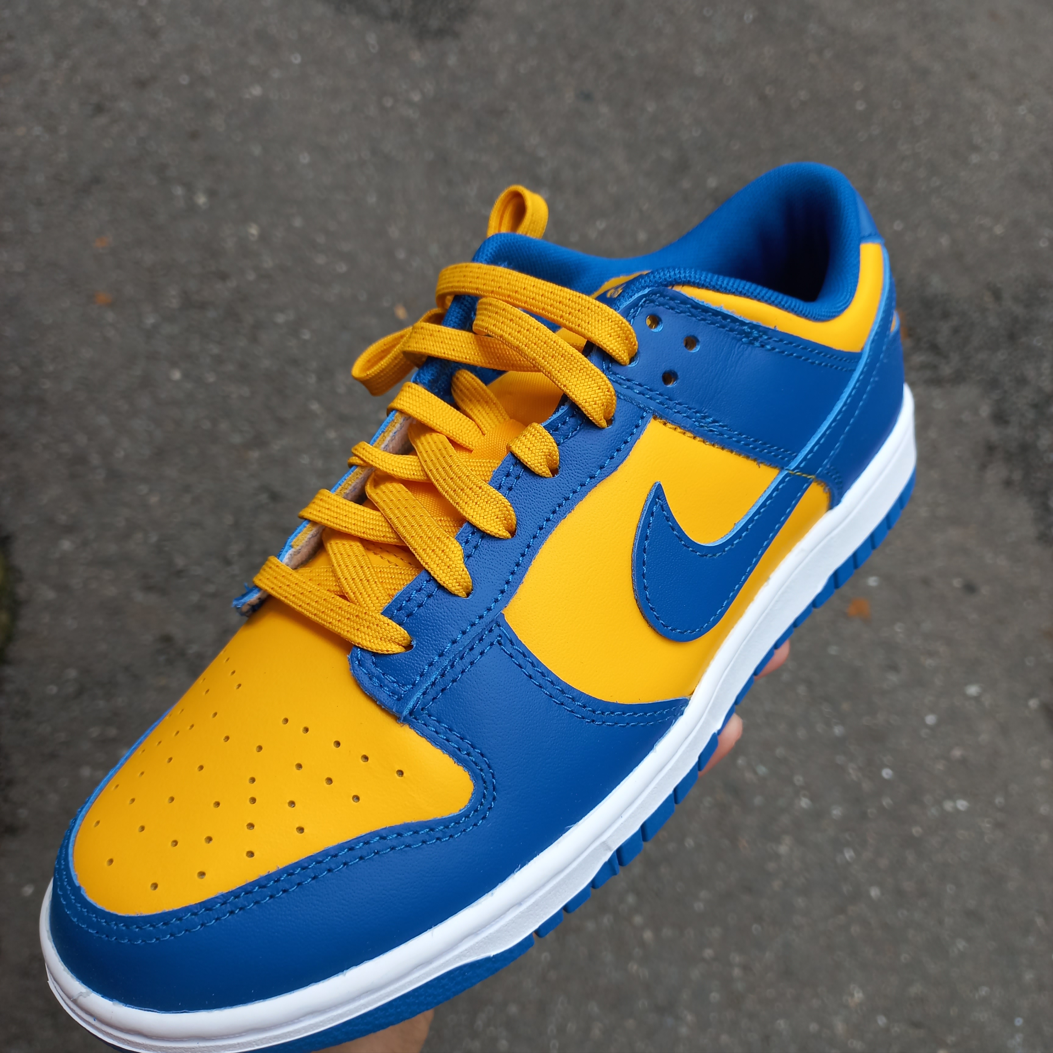 Nike Dunk Low Retro Blue Jay and University Gold 착용 스타일 - 2