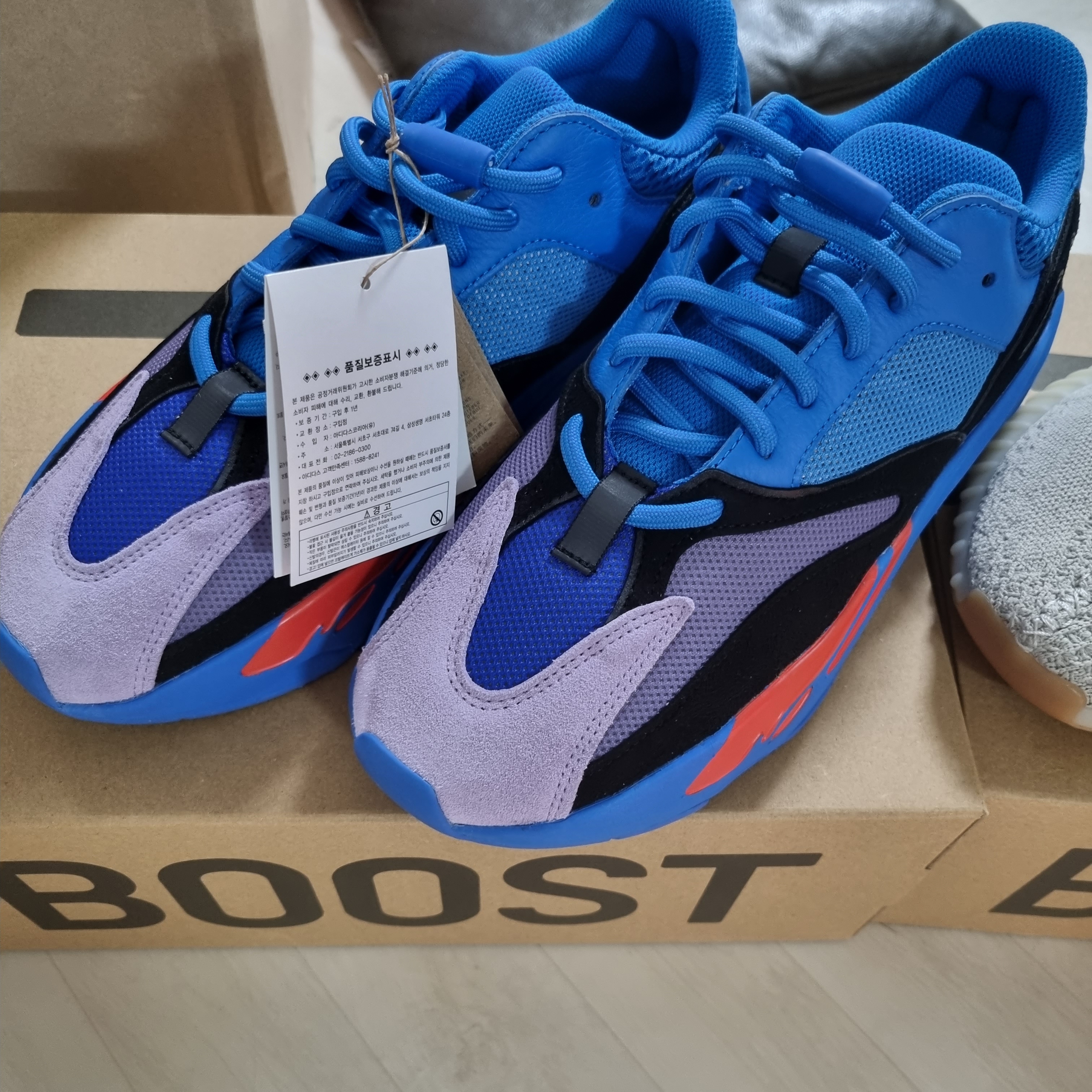 Adidas Yeezy Boost 700 Hi-Res Blue 착용 스타일