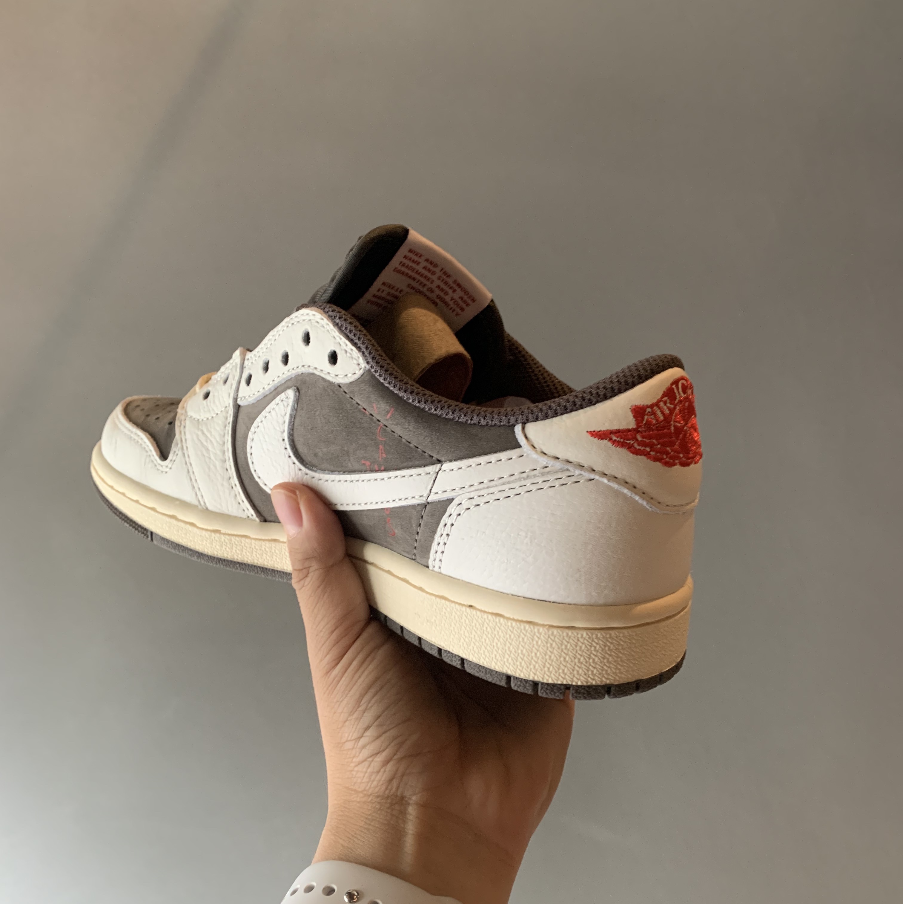 Jordan 1 x Travis Scott Retro Low OG SP Sail and Ridgerock 착용 스타일 - 2