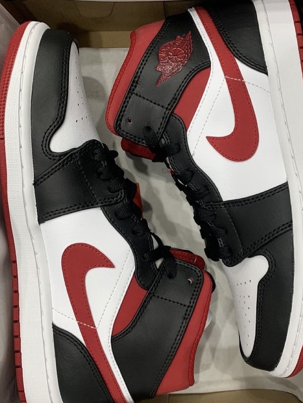 Jordan 1 Mid Gym Red Black White 착용 스타일 - 2
