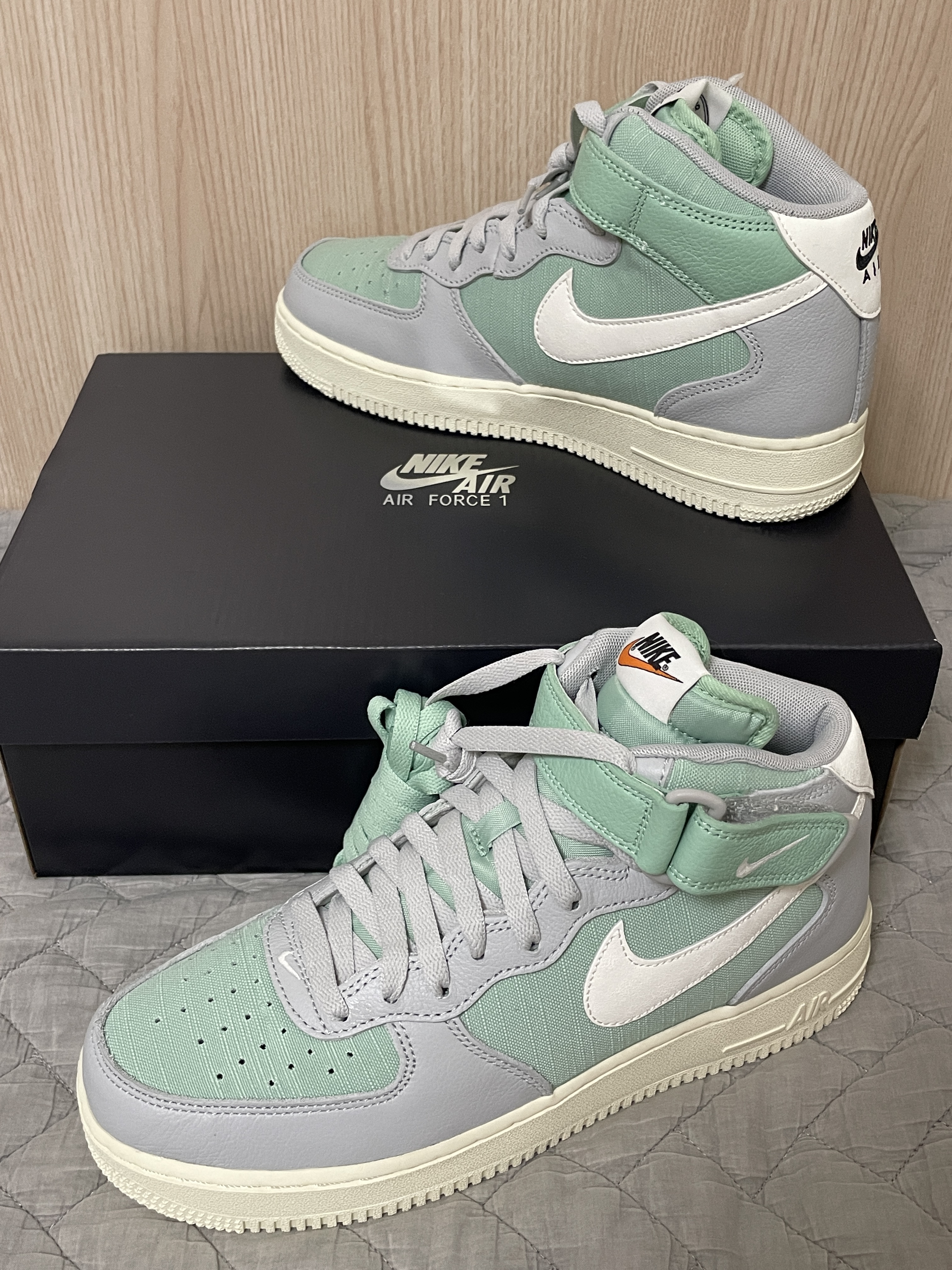 Nike Air Force 1 Mid '07 LX Grey Fog and Enamel Green 착용 스타일