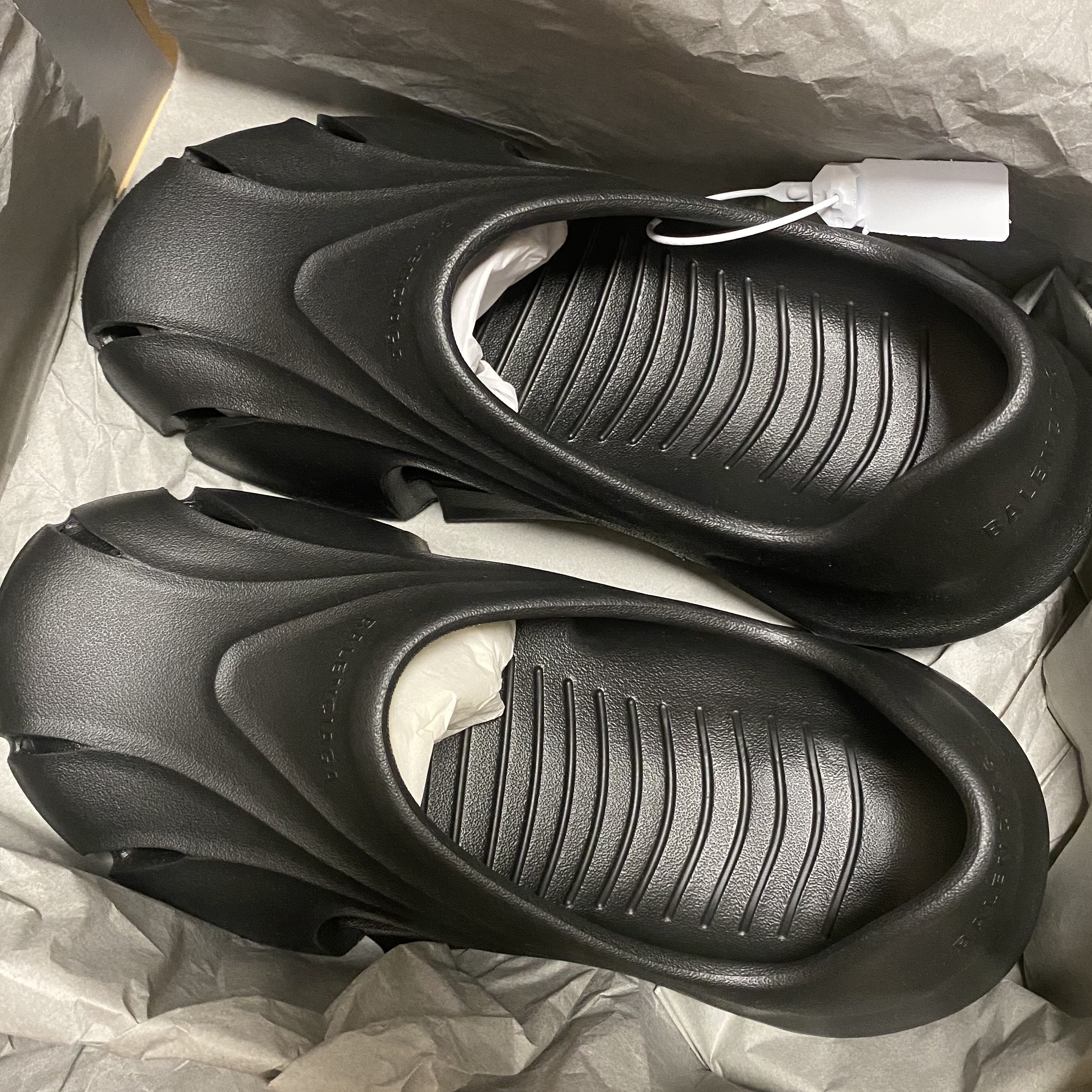 Balenciaga Rubber Mold Closed Black 착용 스타일
