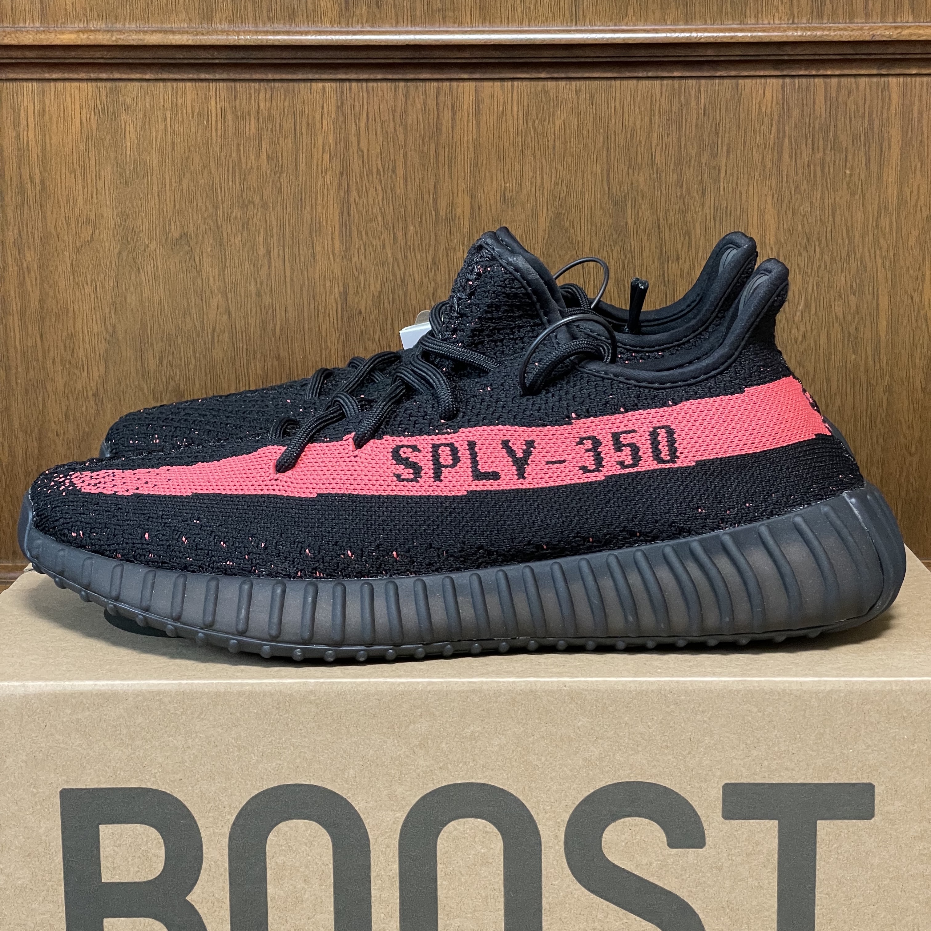 Adidas Yeezy Boost 350 V2 Core Black Red 2022/2023 착용 스타일 - 1