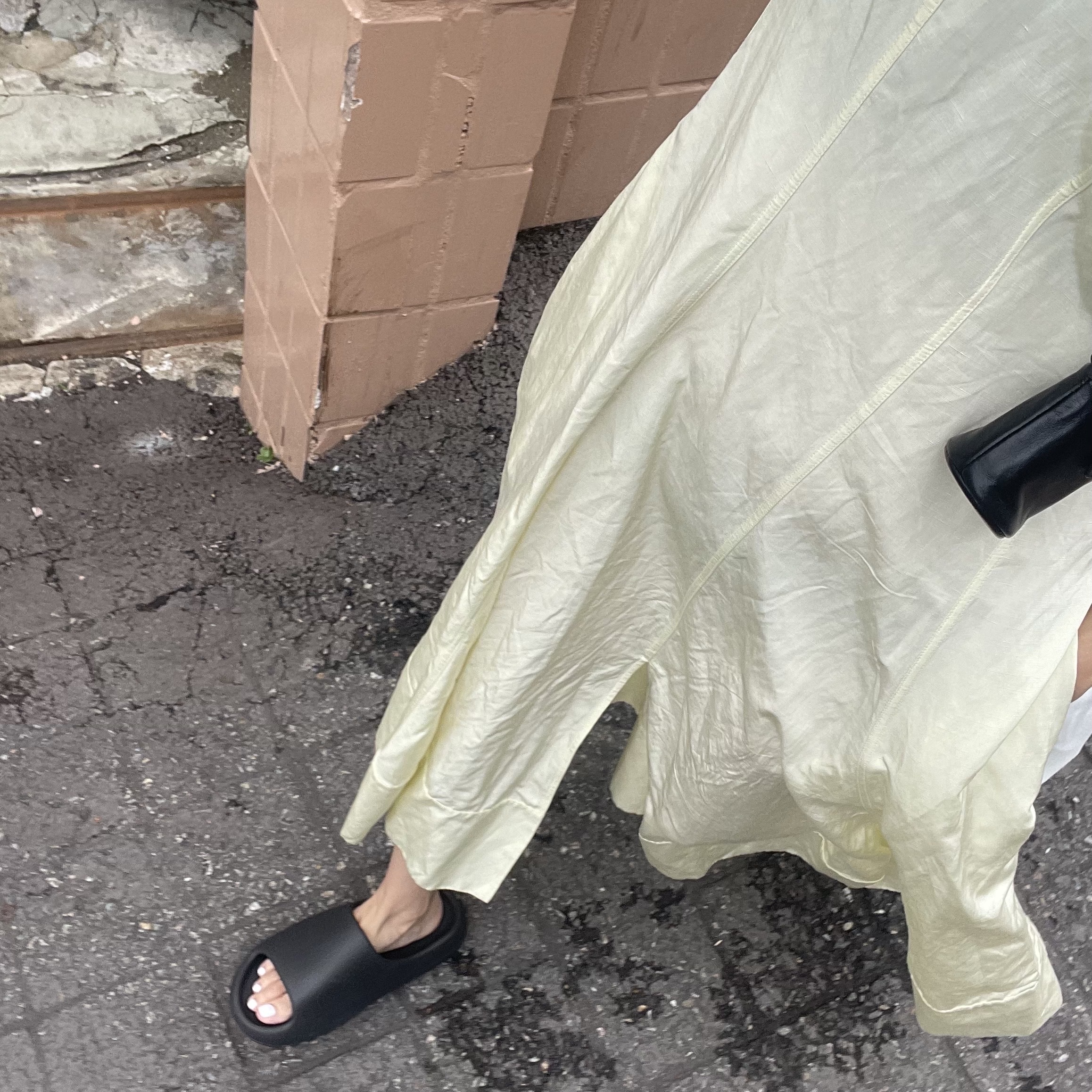 Adidas Yeezy Slide Onyx 착용 스타일
