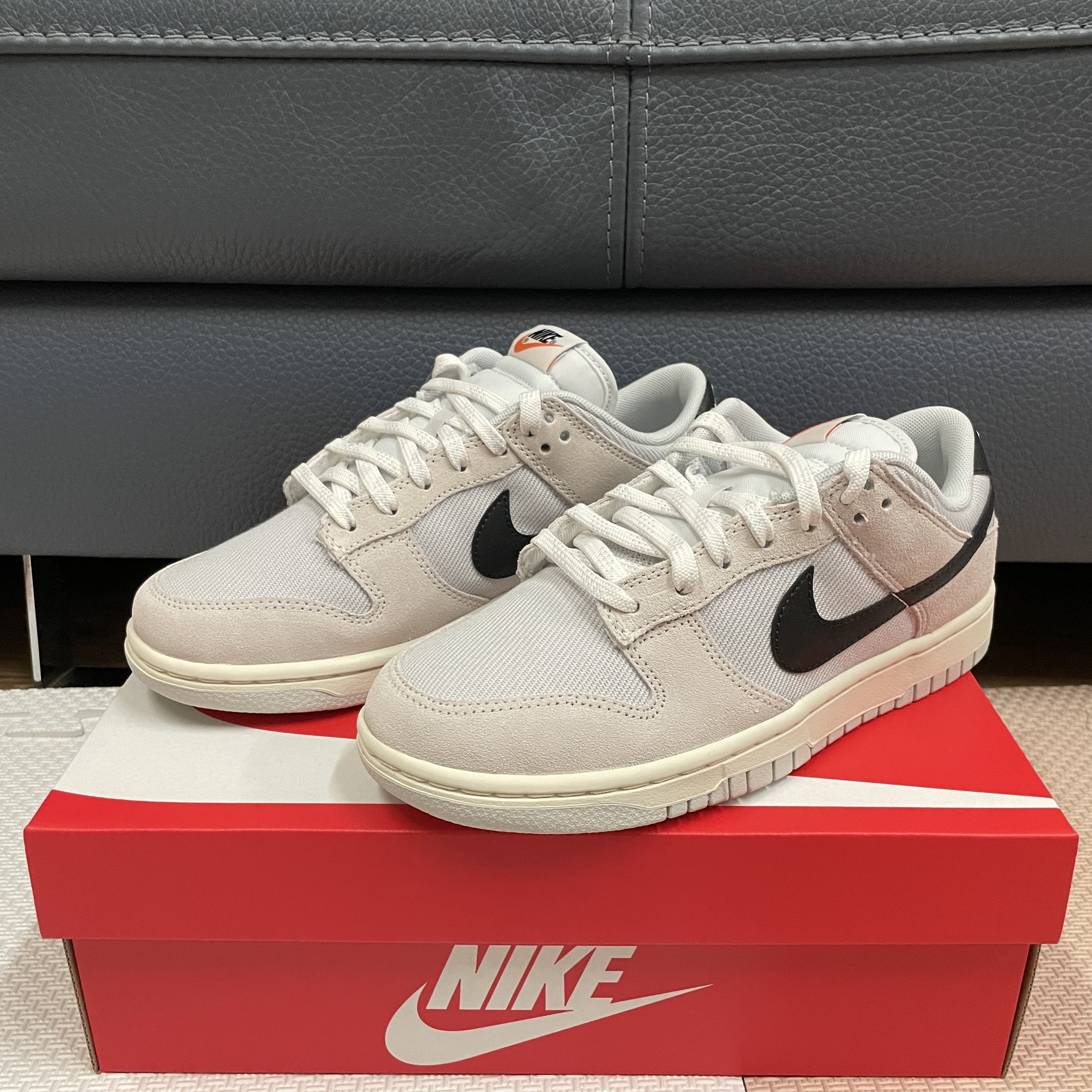 Nike Dunk Low SE Photon Dust and Summit White 착용 스타일
