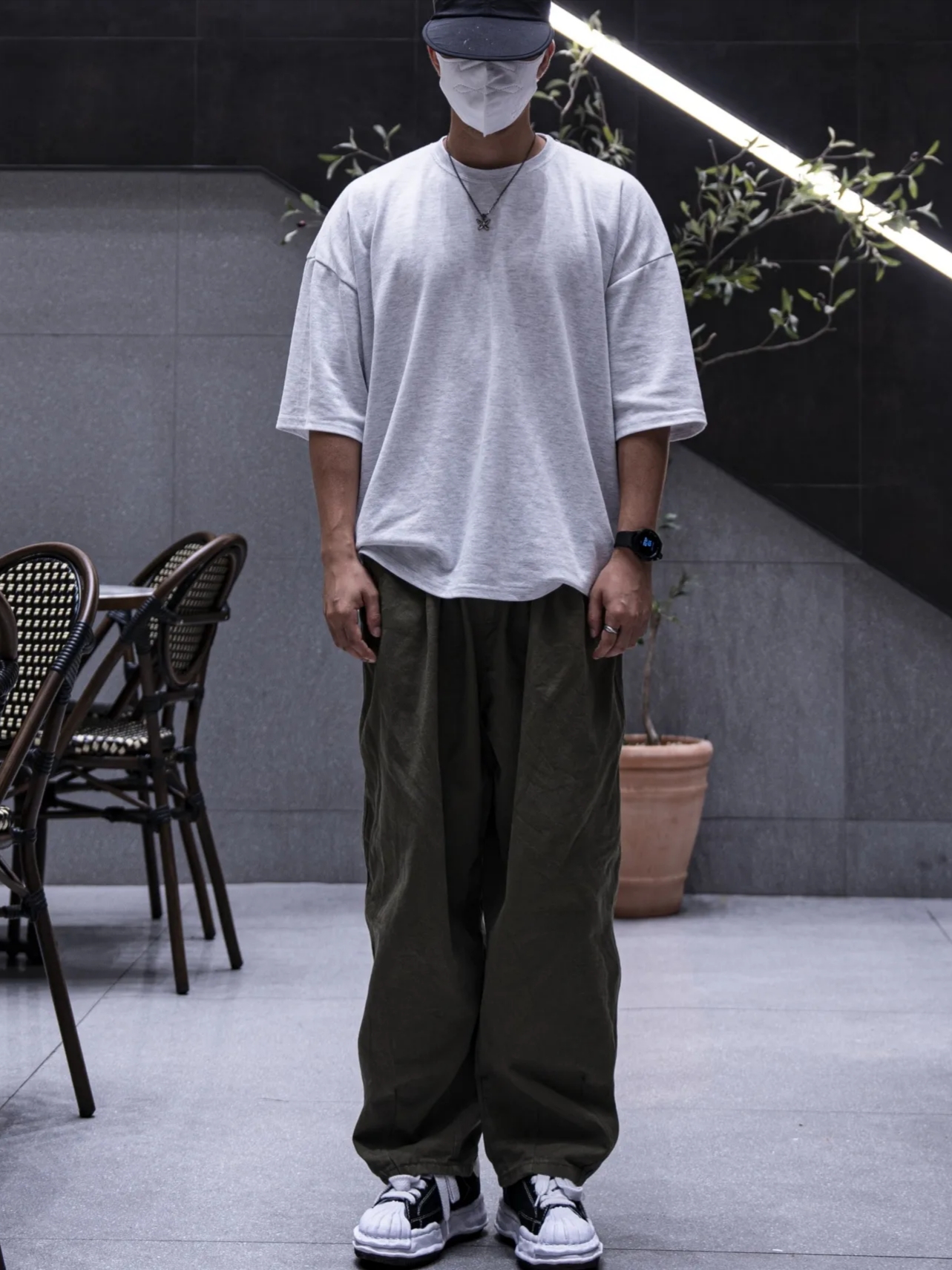 Maison Mihara Yasuhiro Blakey OG Sole Canvas Low-top Sneakers Black White 착용 스타일 - 2