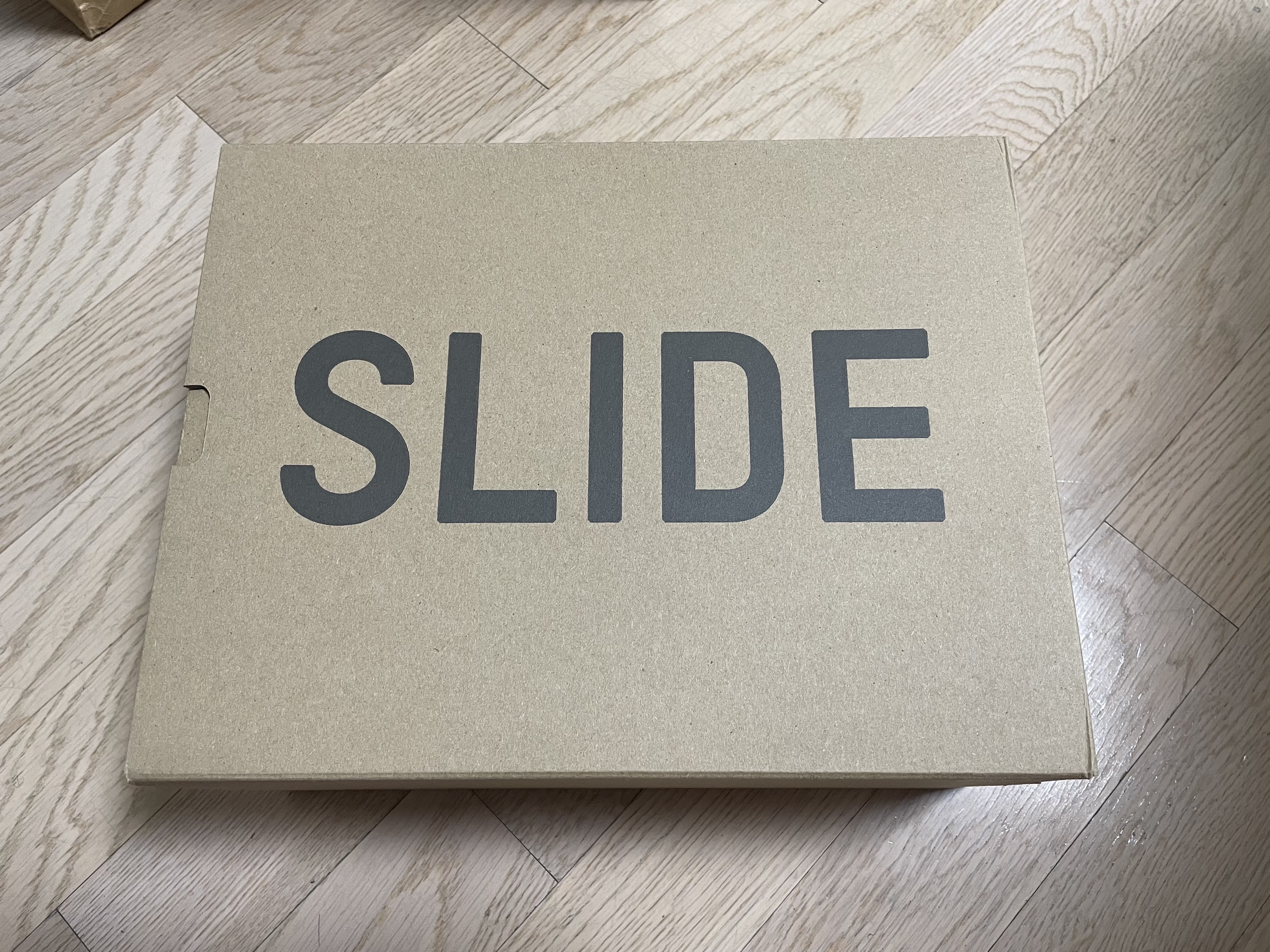 Adidas Yeezy Slide Glow Green 2022/2023 착용 스타일 - 1