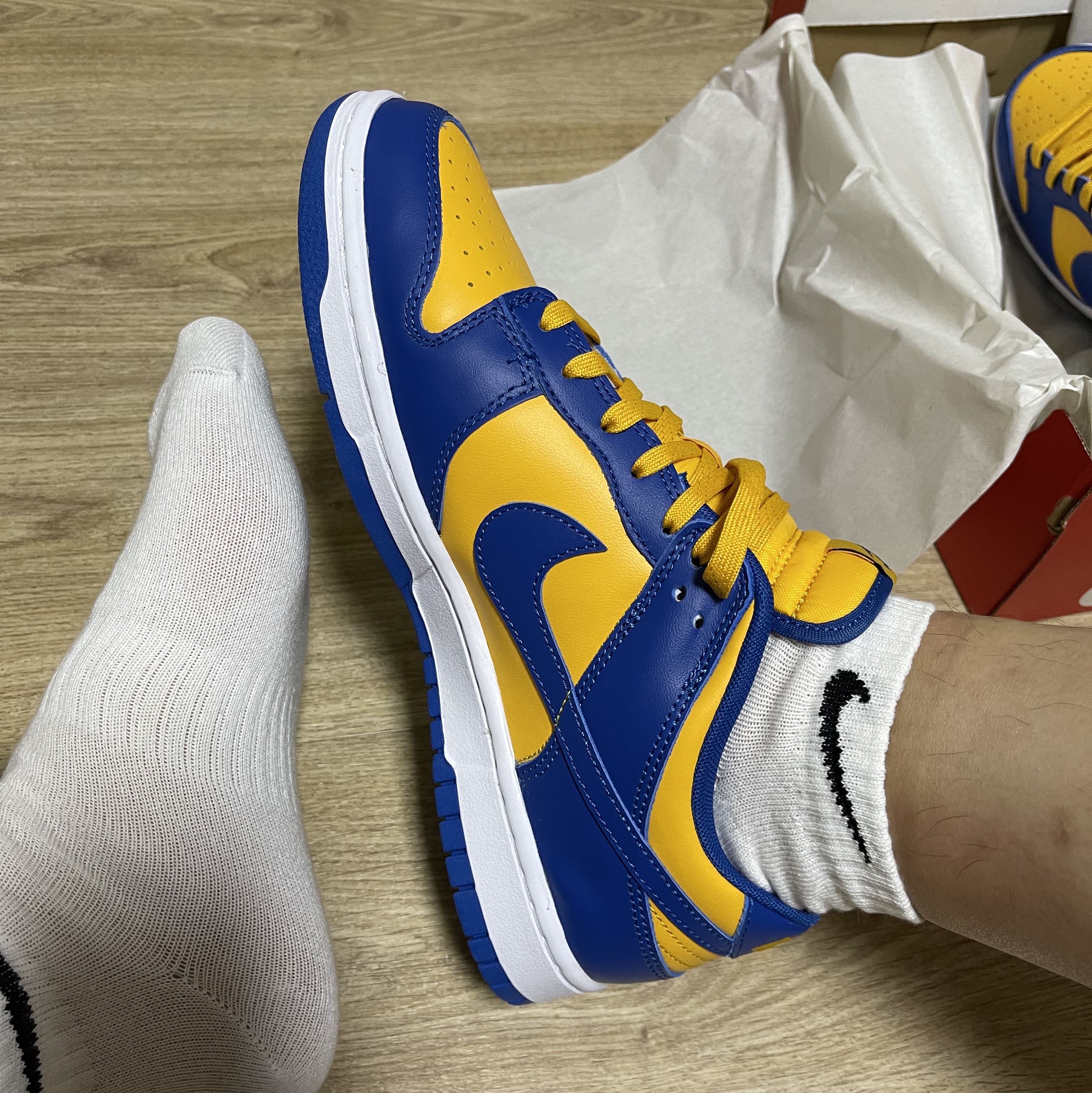 Nike Dunk Low Retro Blue Jay and University Gold 착용 스타일