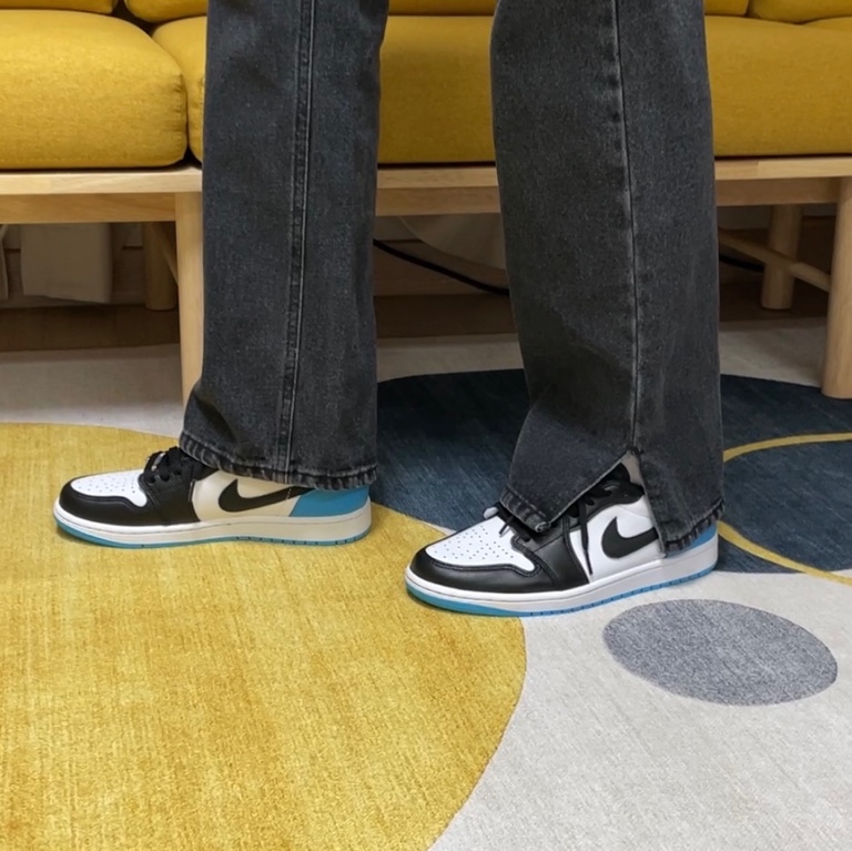 Jordan 1 Retro Low OG Black and Dark Powder Blue 착용 스타일 - 2
