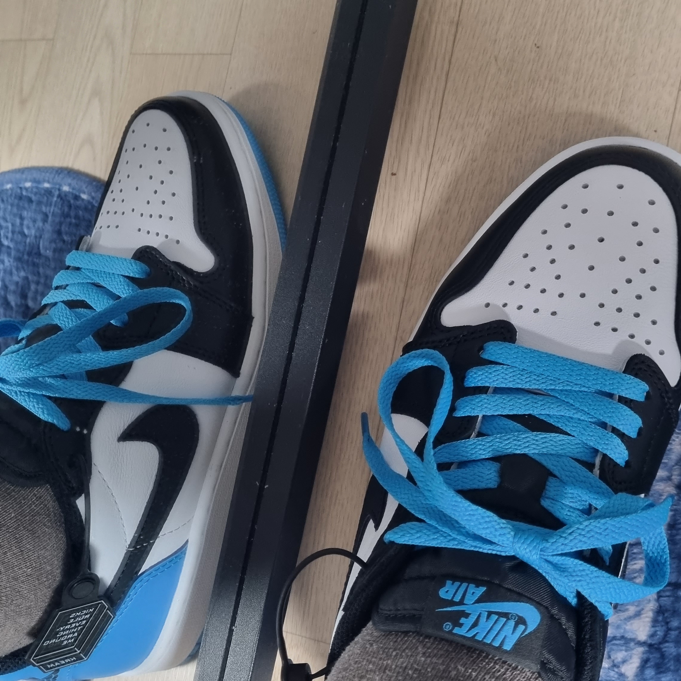 Jordan 1 Retro Low OG Black and Dark Powder Blue 착용 스타일