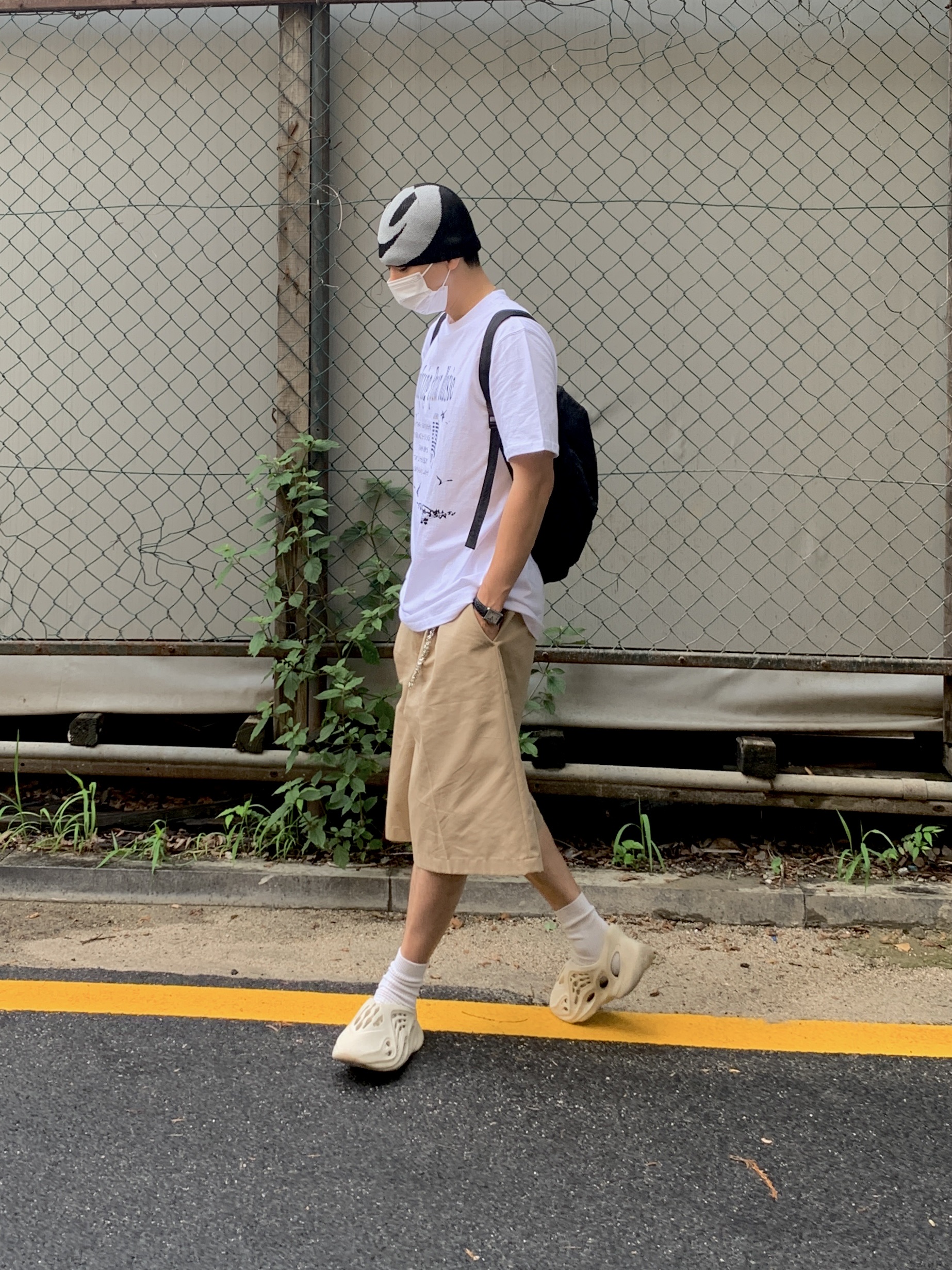 Adidas Yeezy Foam RNNR Sand, Our Legacy Slim Backpack Black Dense Liquid Nylon 착용 스타일 - 2